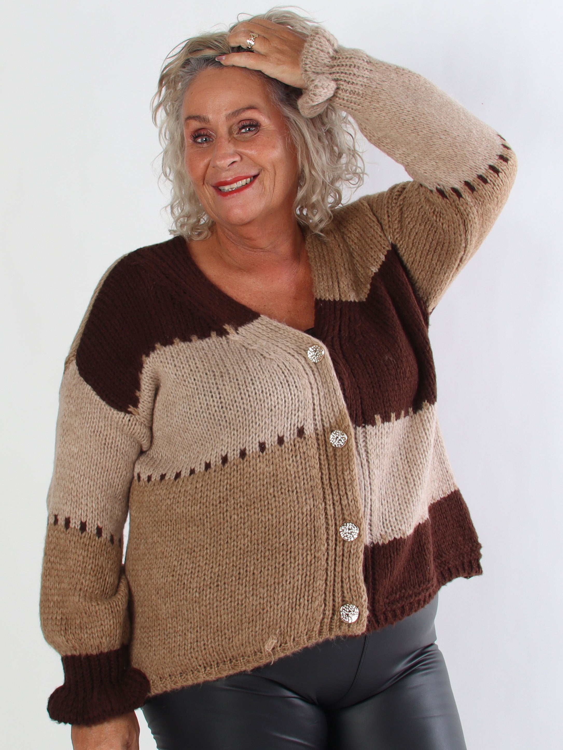 Amberlyn - Ternet plus size strikcardigan med guld knapper