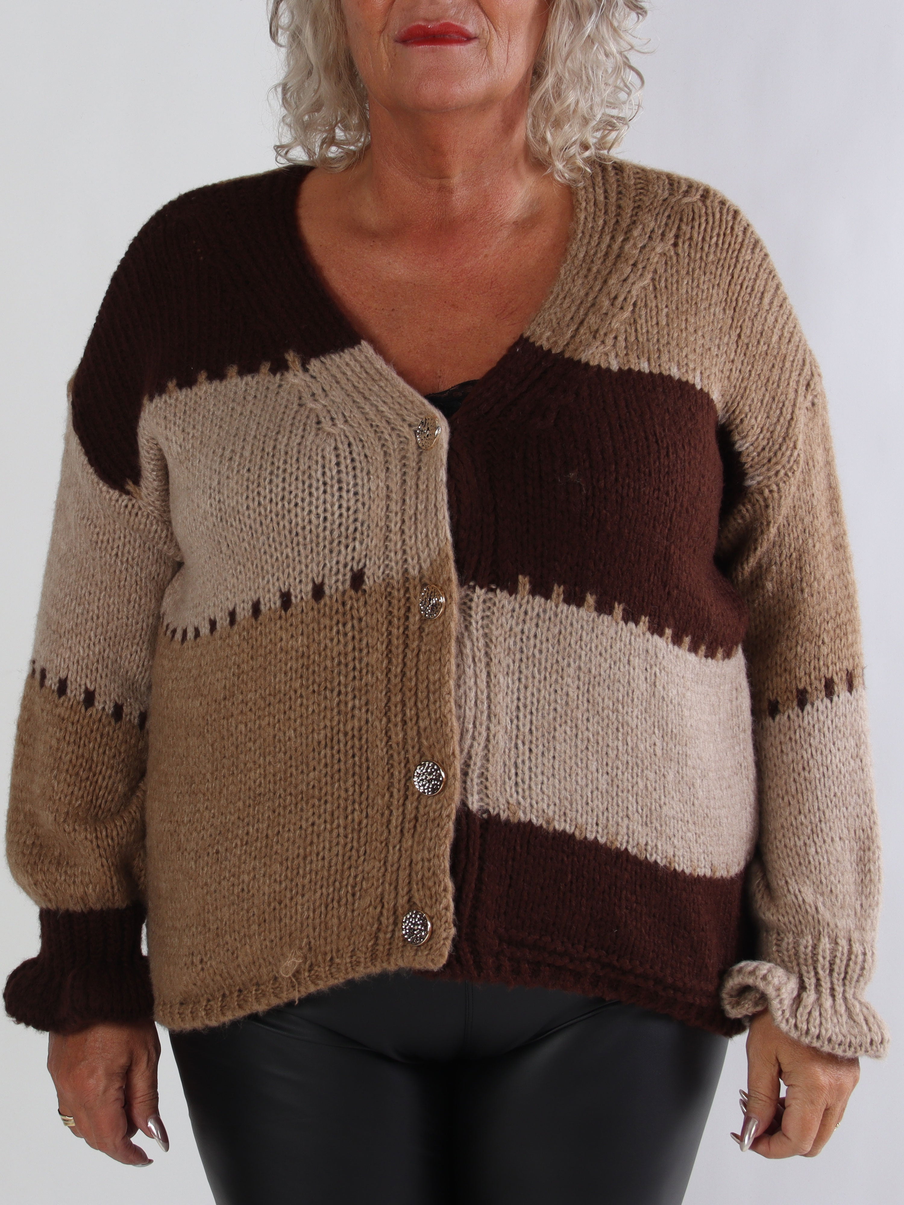 Amberlyn - Ternet plus size strikcardigan med guld knapper