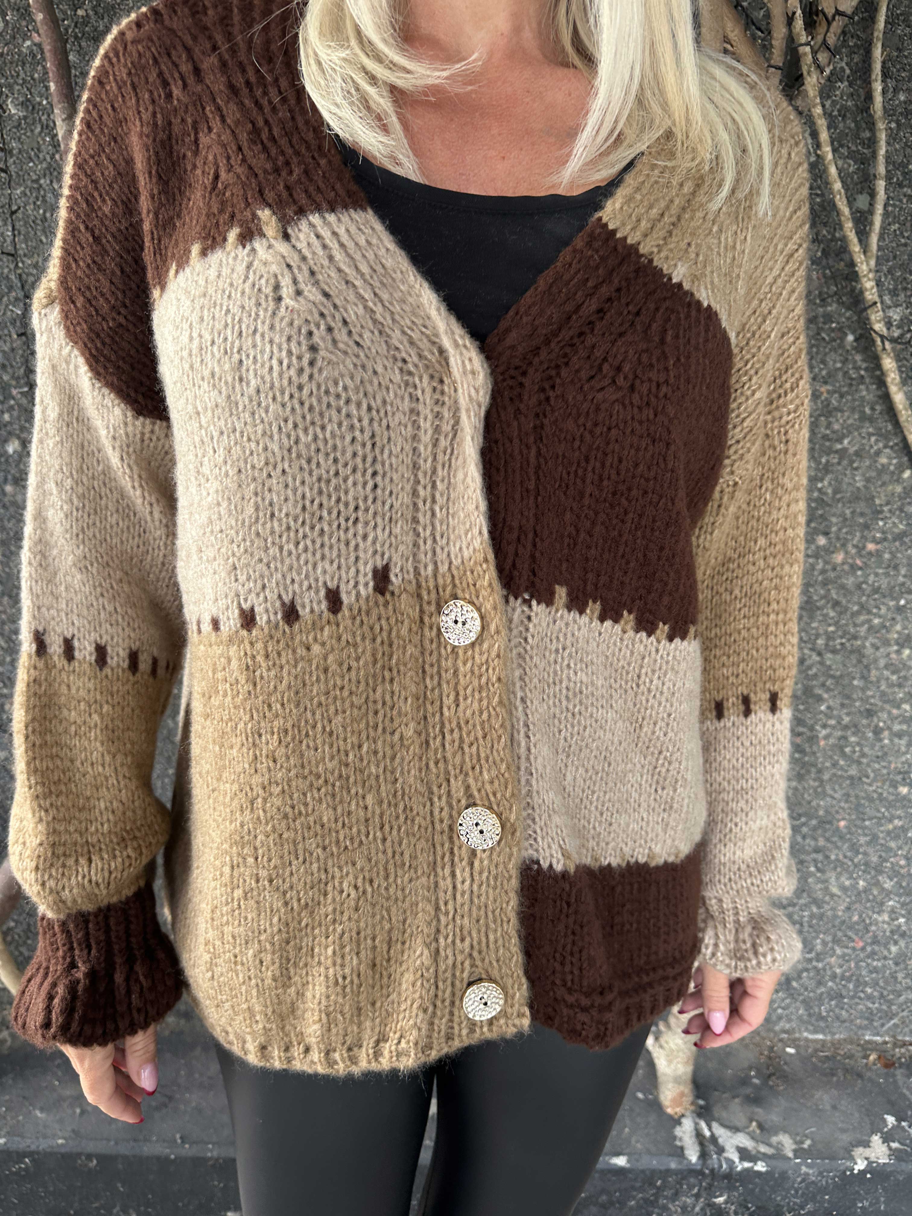 Amberlyn - Ternet strikcardigan med guld knapper