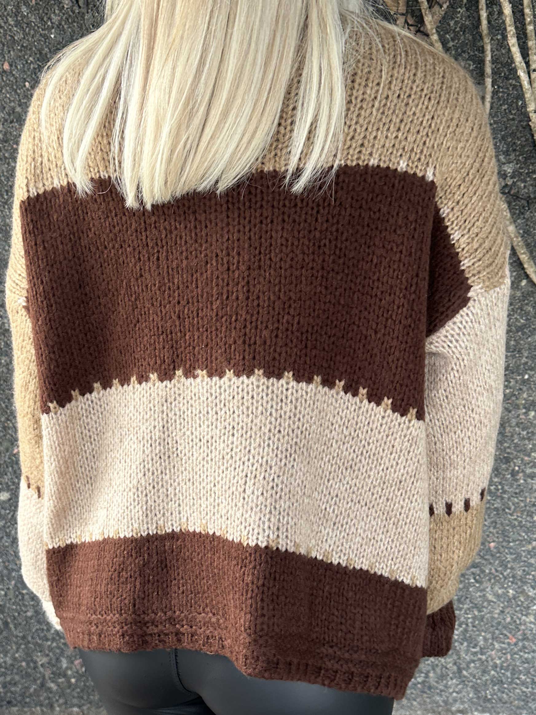 Amberlyn - Ternet strikcardigan med guld knapper