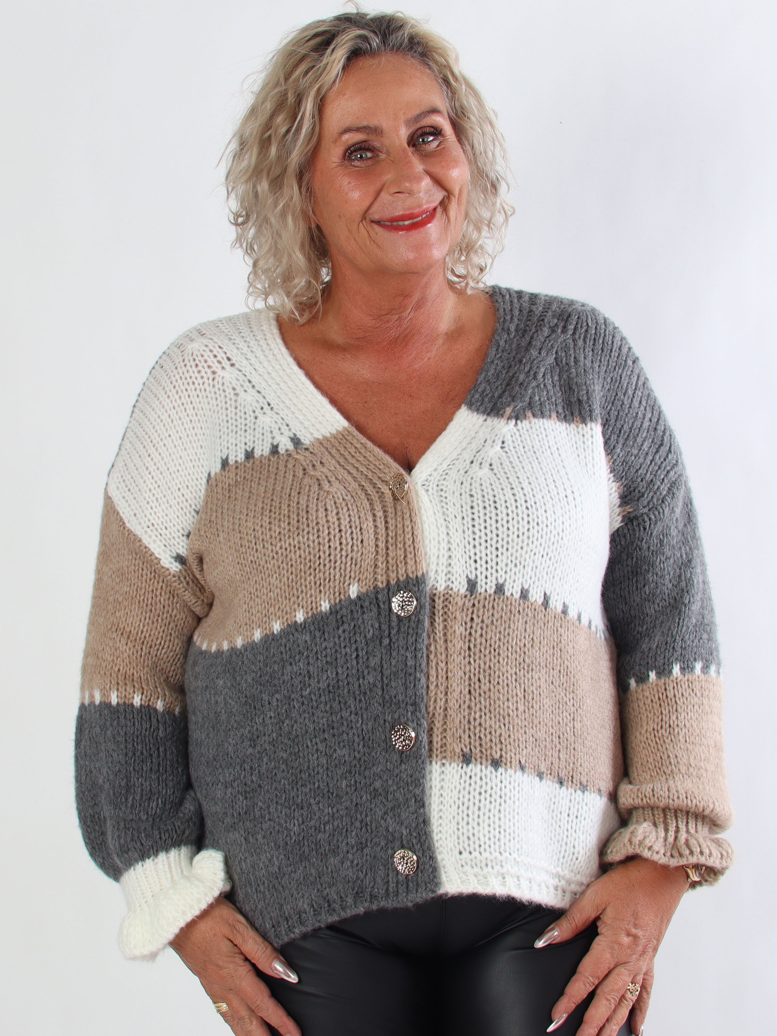 Amberlyn - Ternet plus size strikcardigan med guld knapper