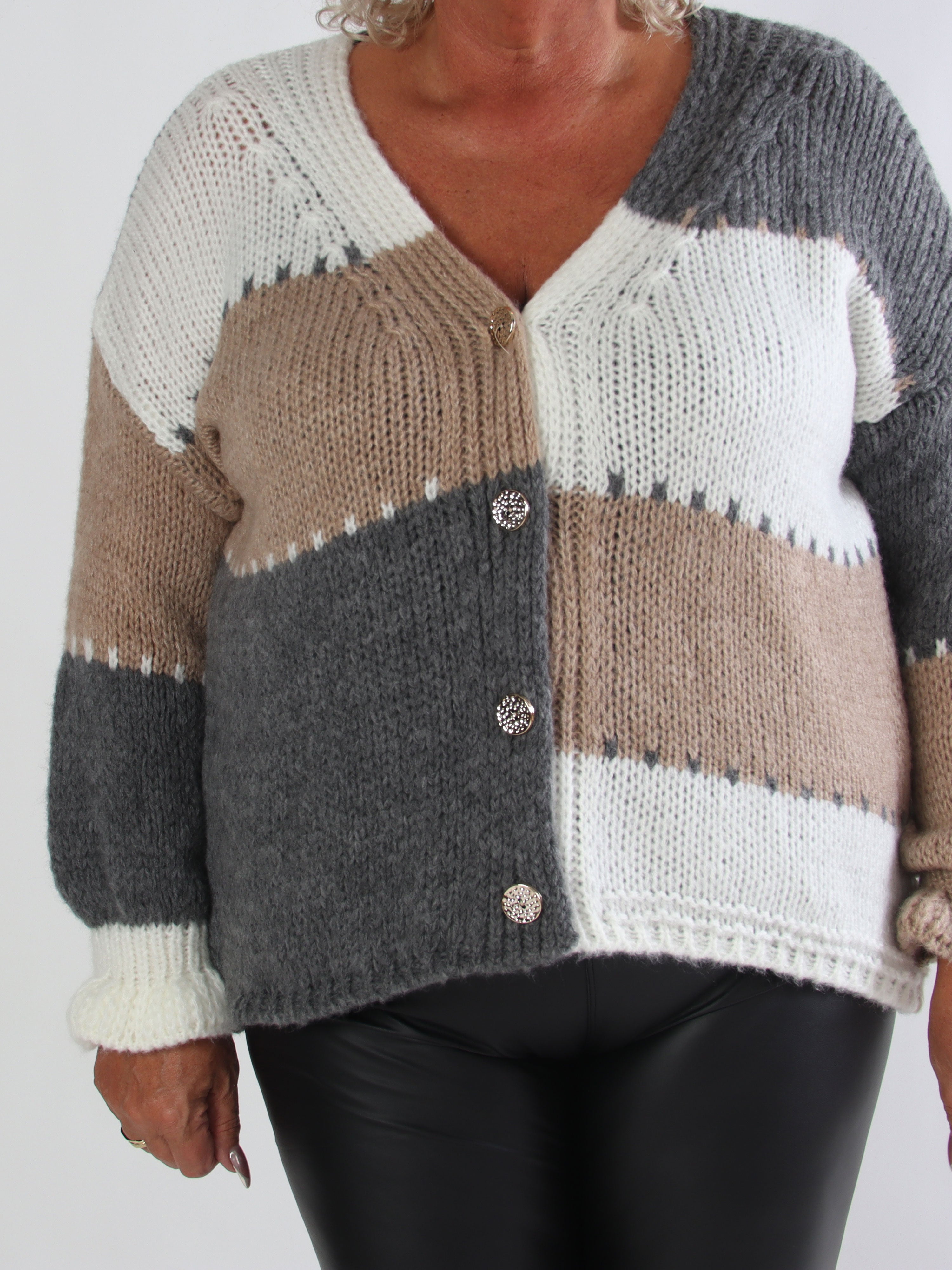 Amberlyn - Ternet plus size strikcardigan med guld knapper