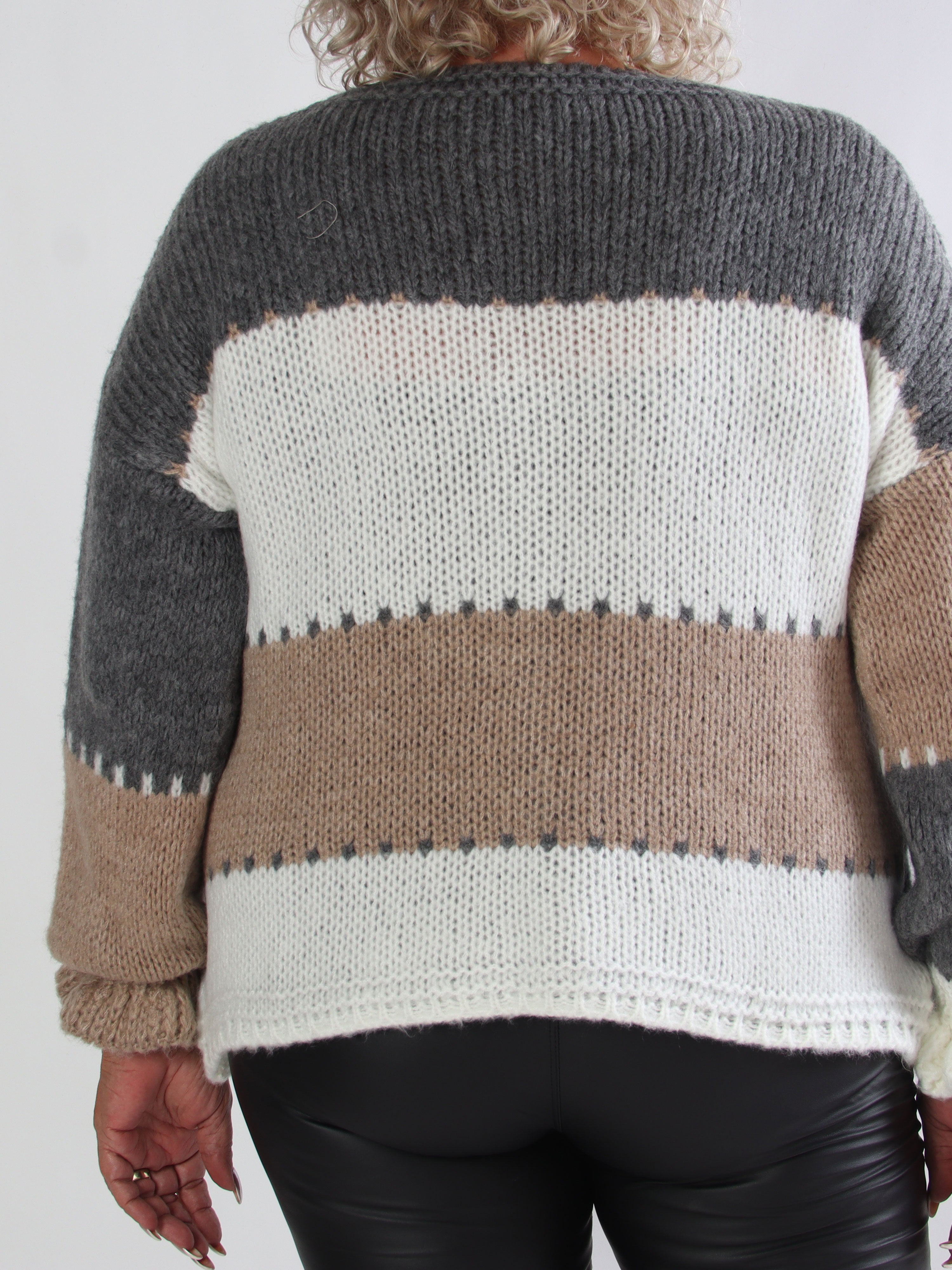 Amberlyn - Ternet plus size strikcardigan med guld knapper