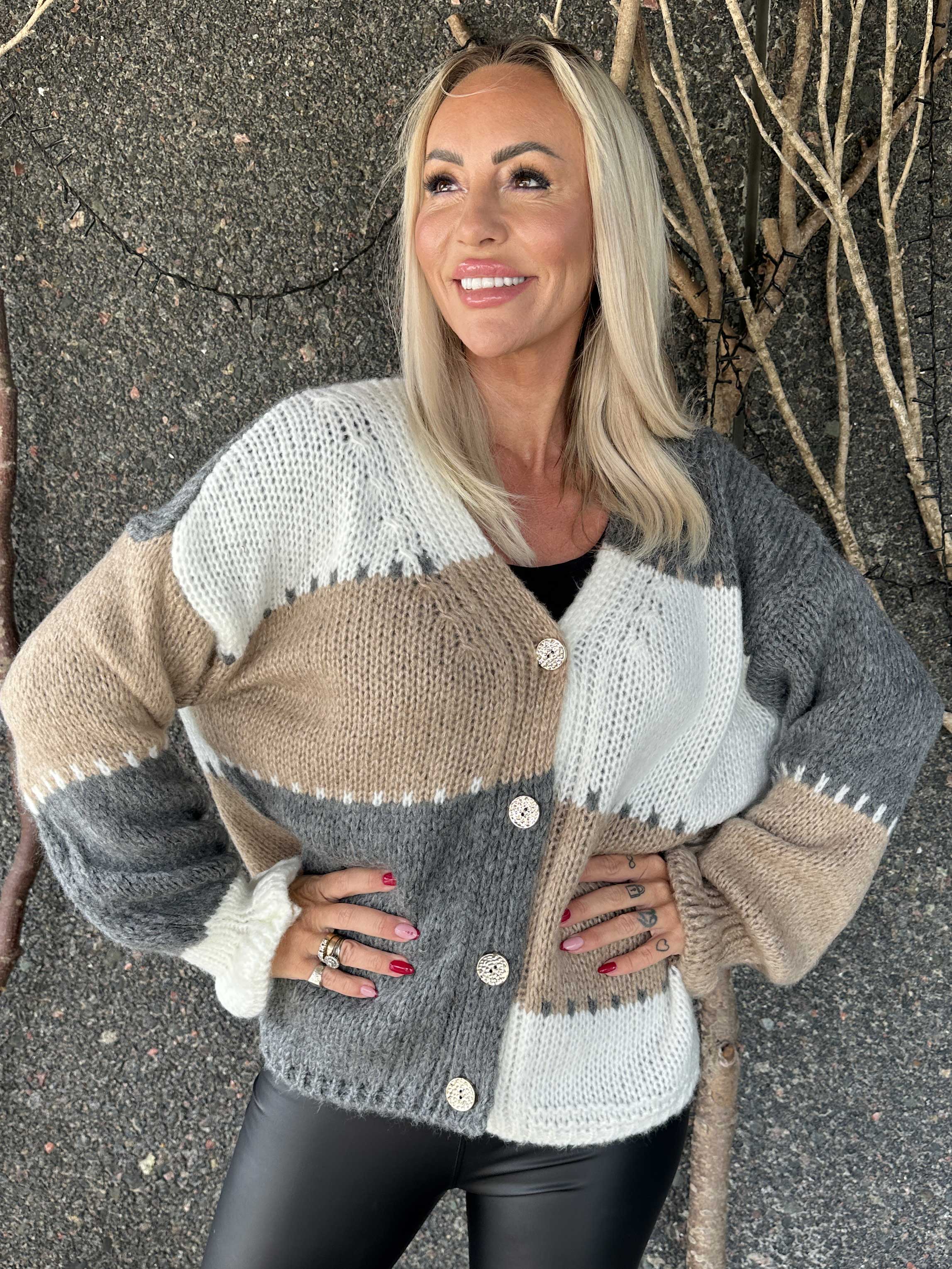 Amberlyn - Ternet strikcardigan med guld knapper