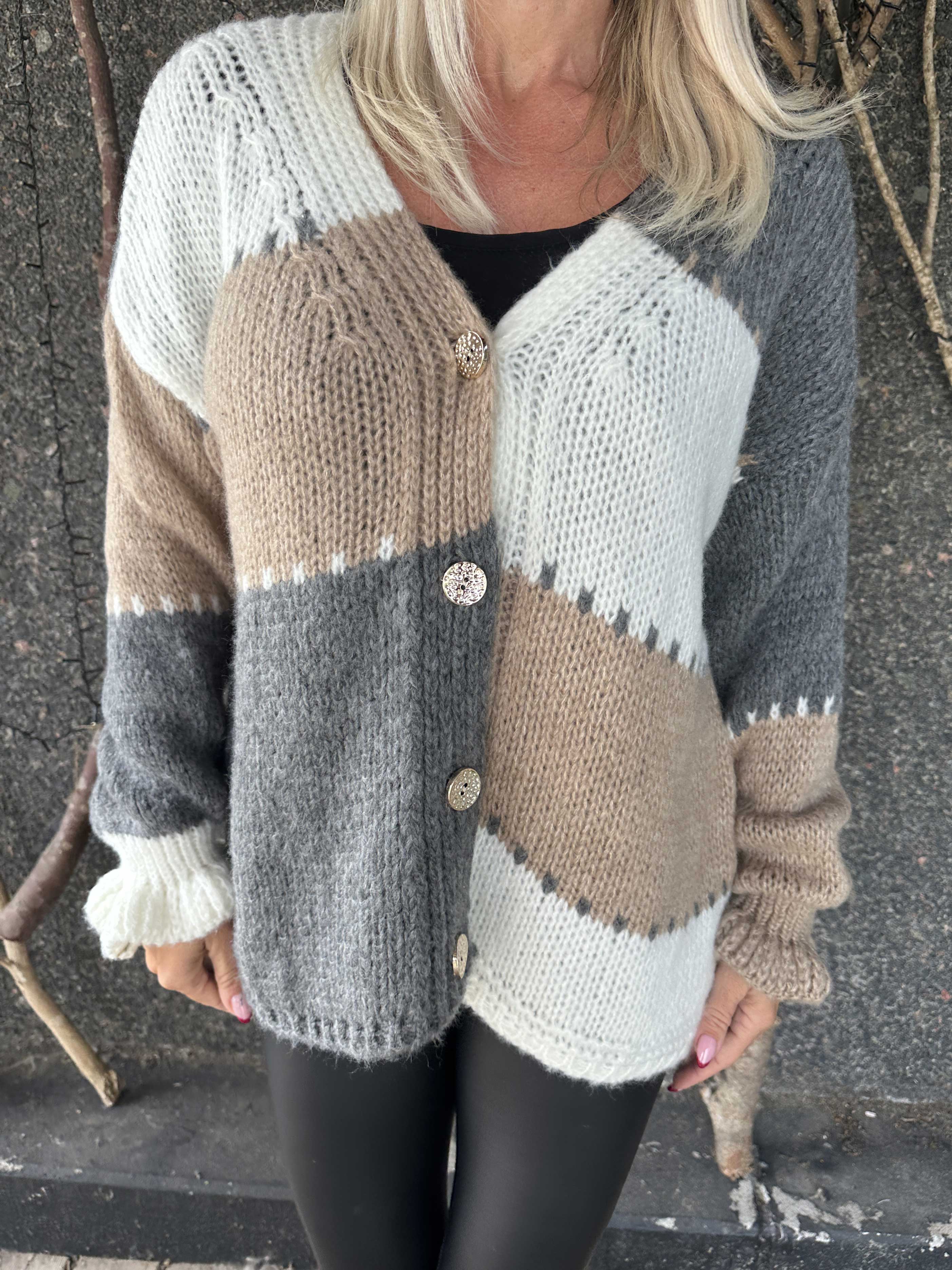 Amberlyn - Ternet strikcardigan med guld knapper