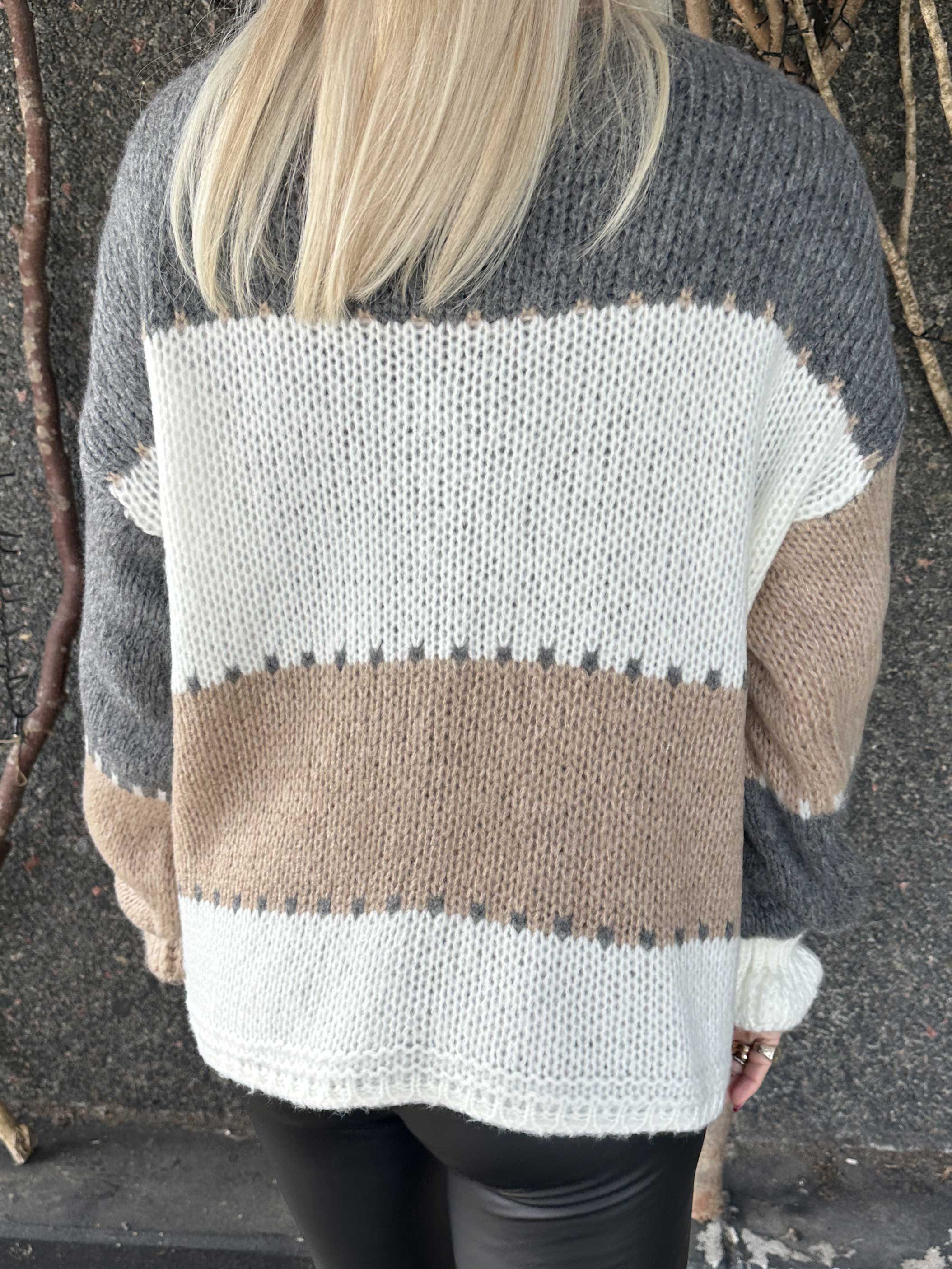 Amberlyn - Ternet strikcardigan med guld knapper