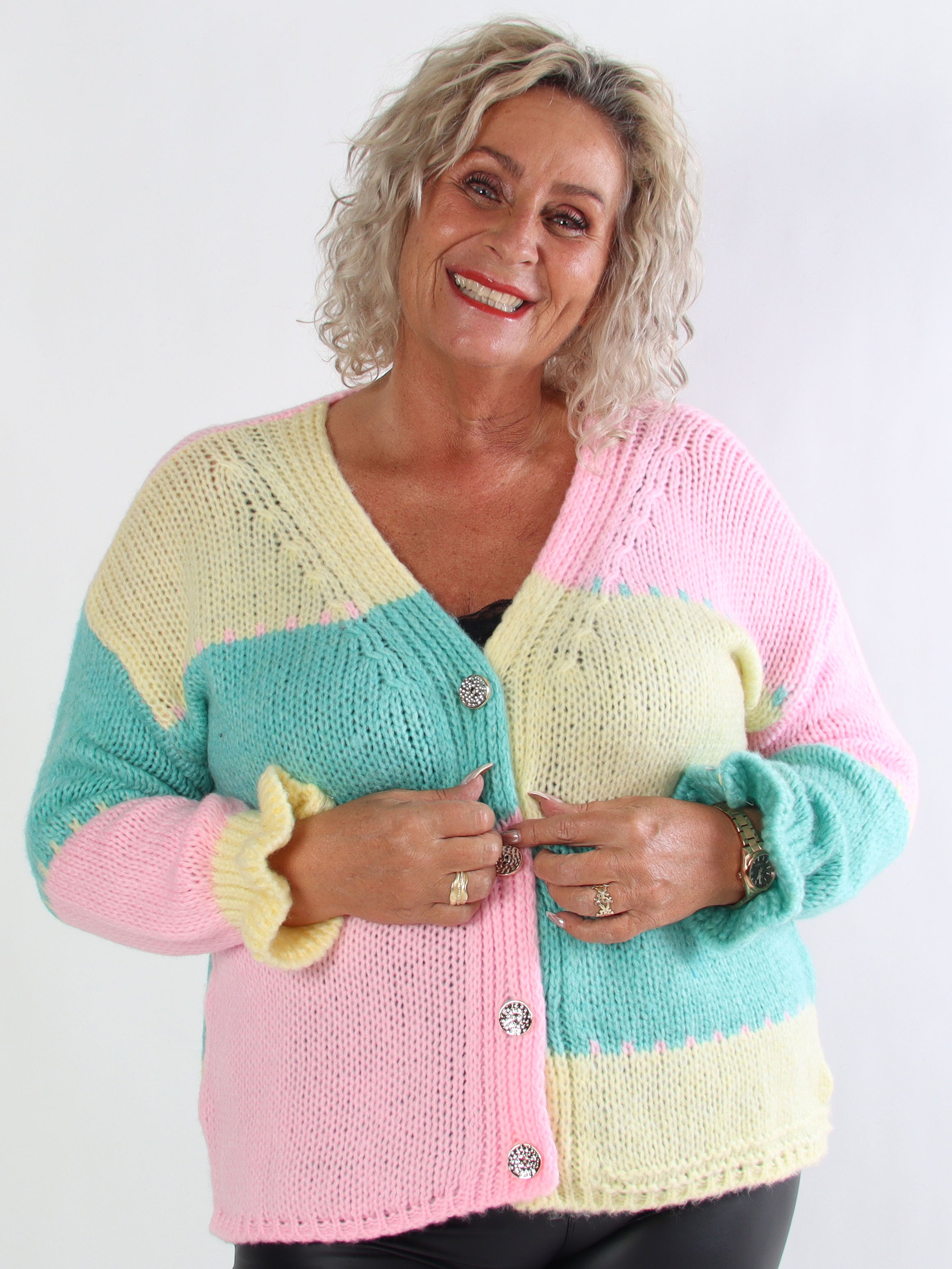Amberlyn - Ternet plus size strikcardigan med guld knapper