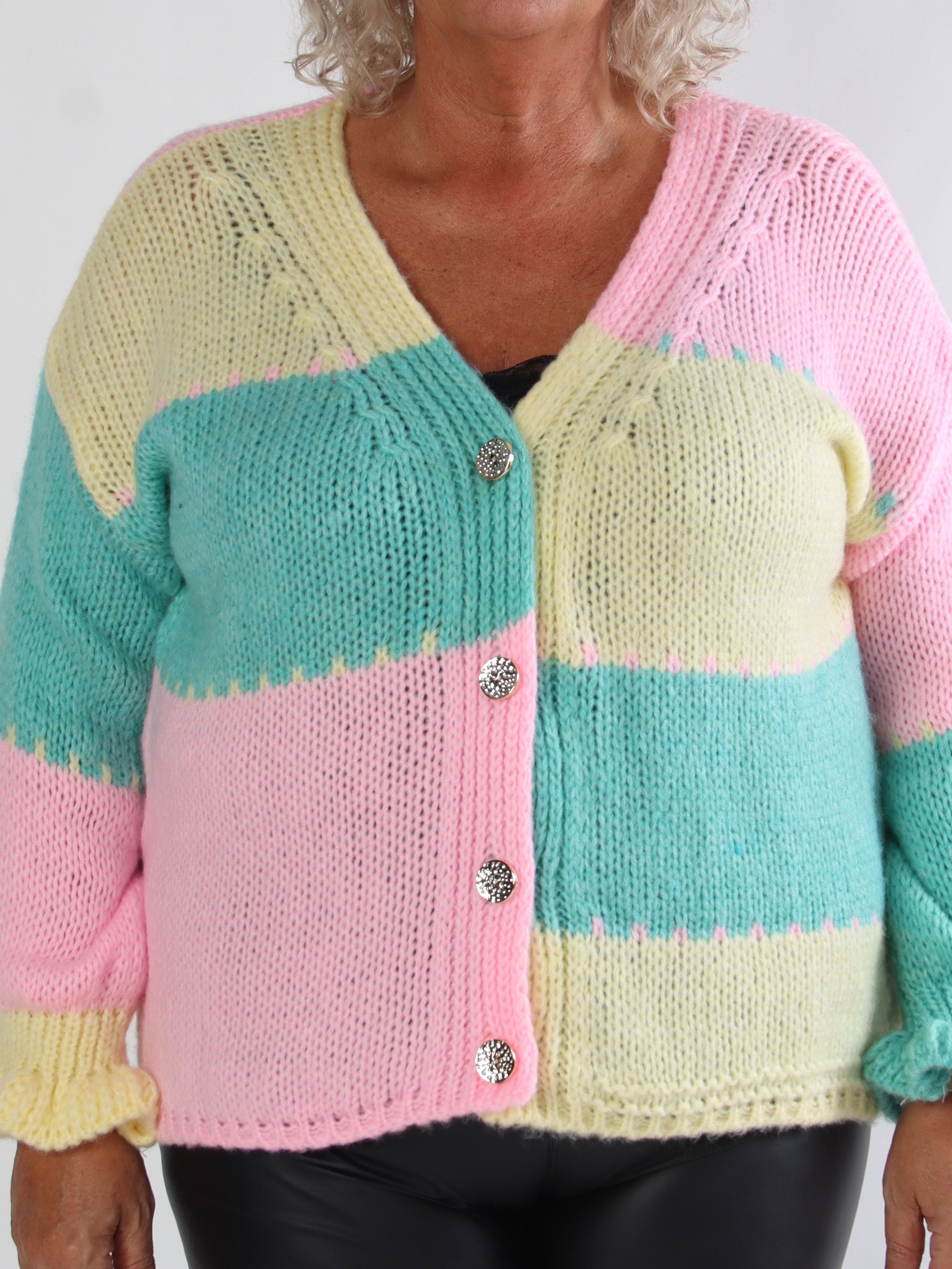 Amberlyn - Ternet plus size strikcardigan med guld knapper