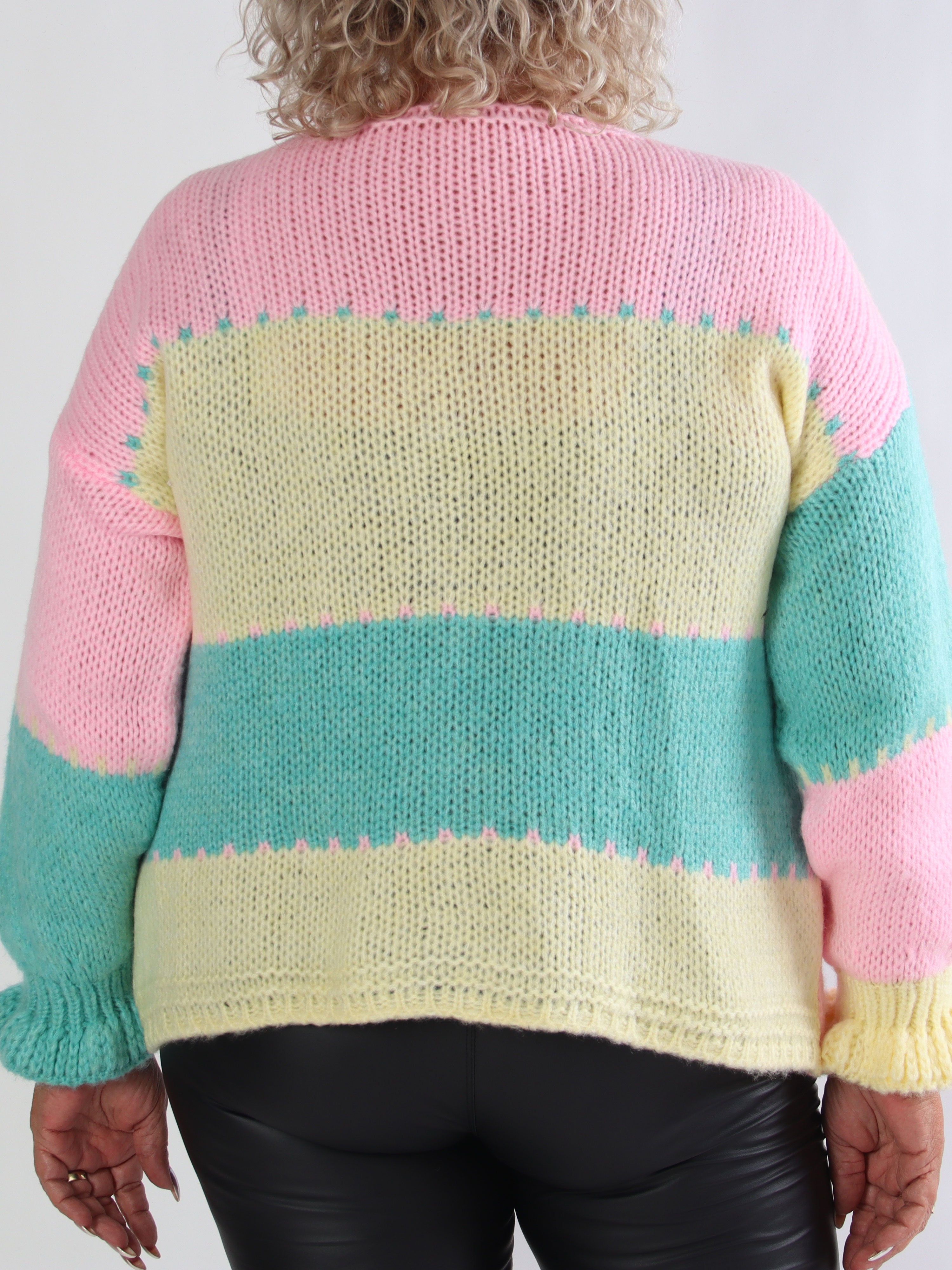 Amberlyn - Ternet plus size strikcardigan med guld knapper