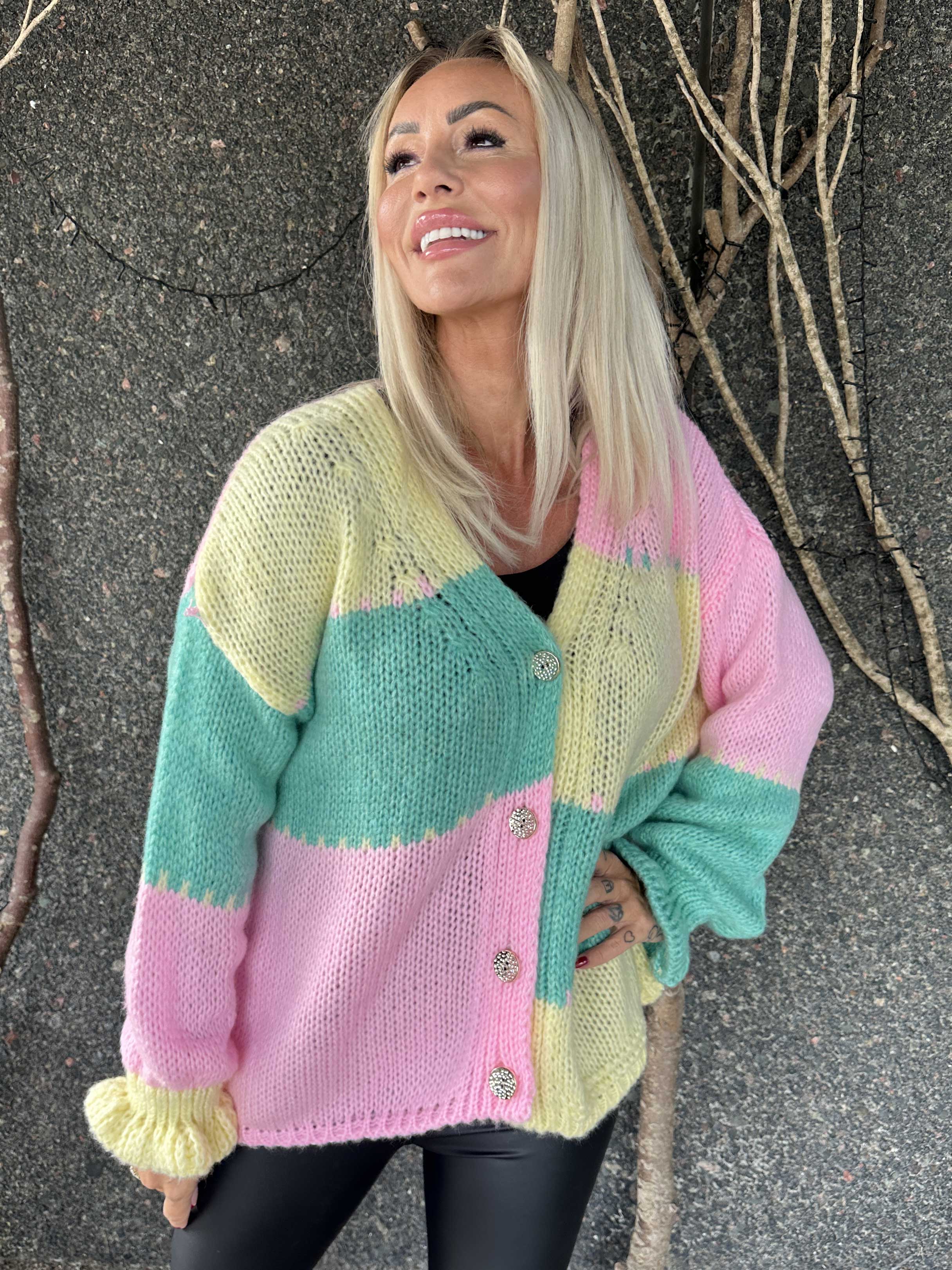 Amberlyn - Ternet strikcardigan med guld knapper