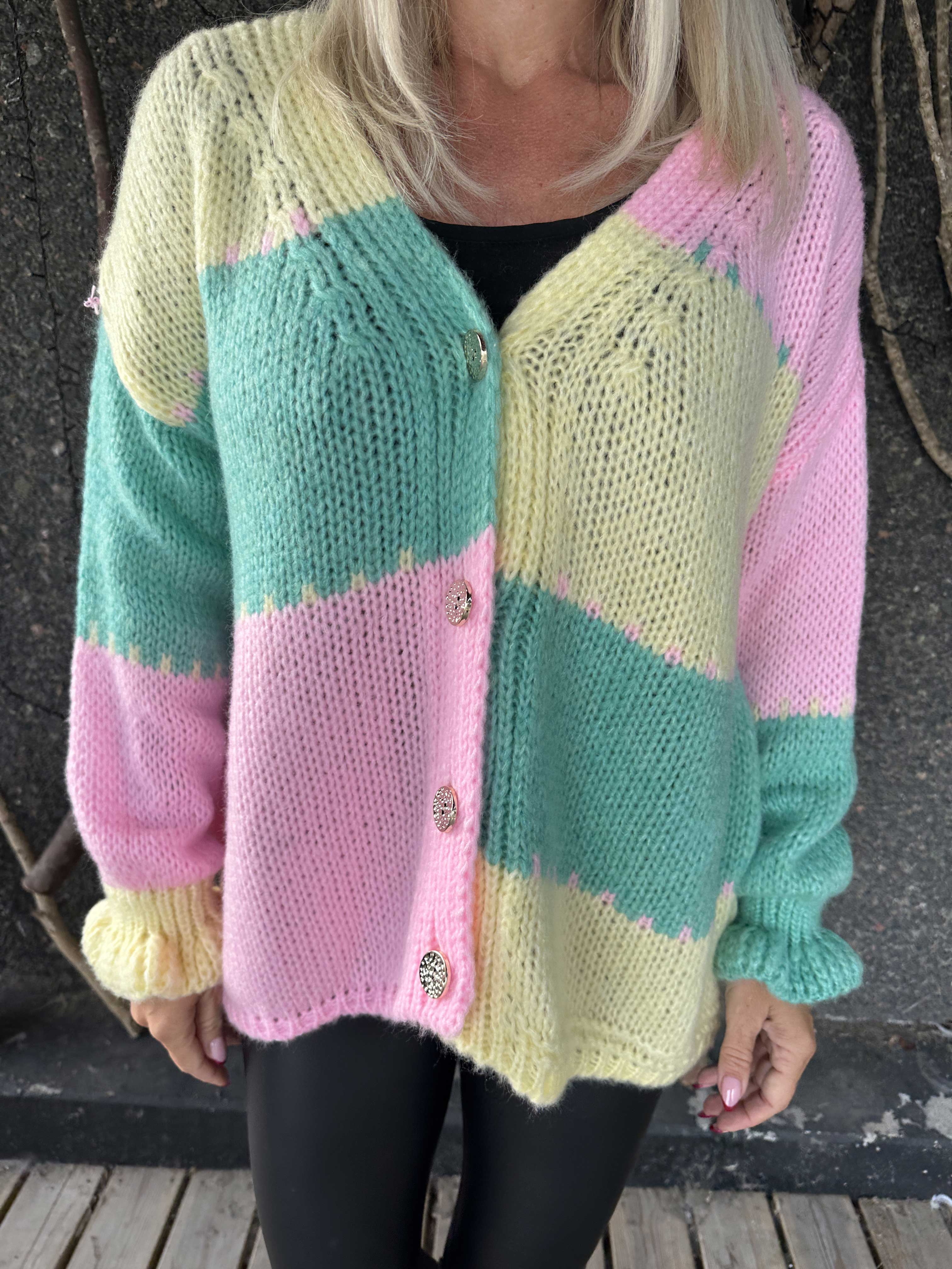 Amberlyn - Ternet strikcardigan med guld knapper