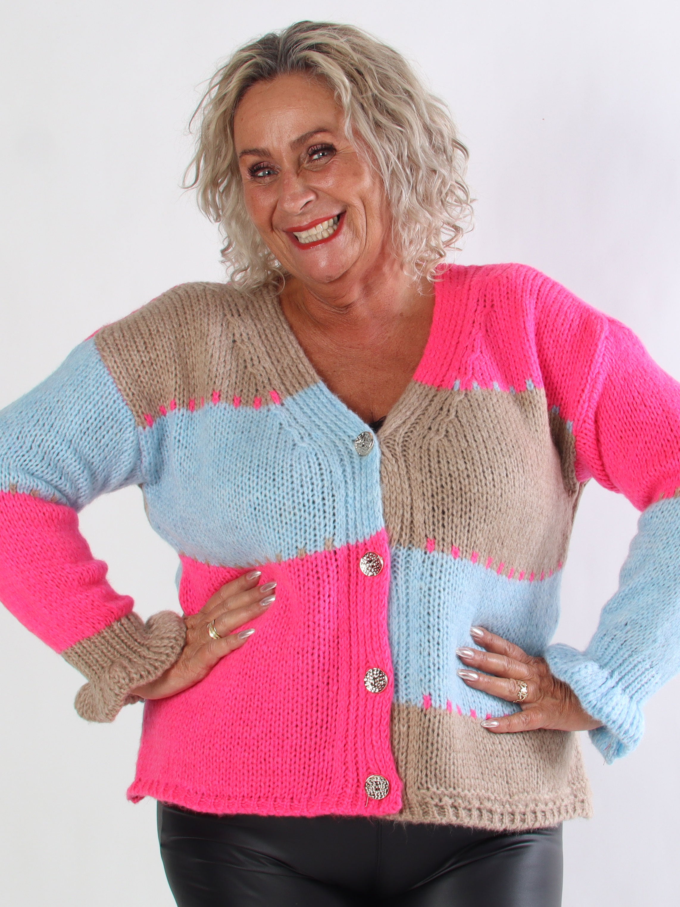 Amberlyn - Ternet plus size strikcardigan med guld knapper