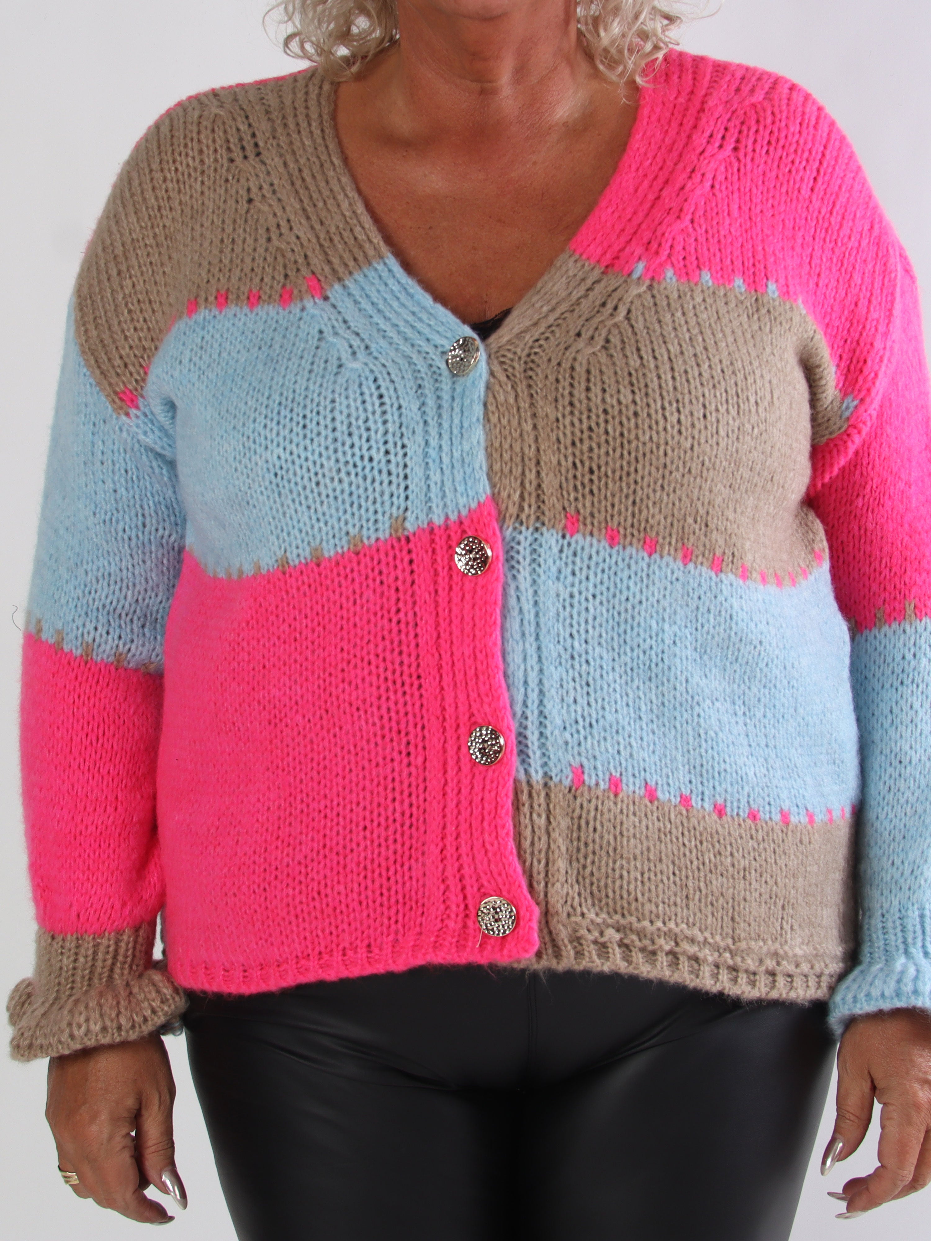 Amberlyn - Ternet plus size strikcardigan med guld knapper