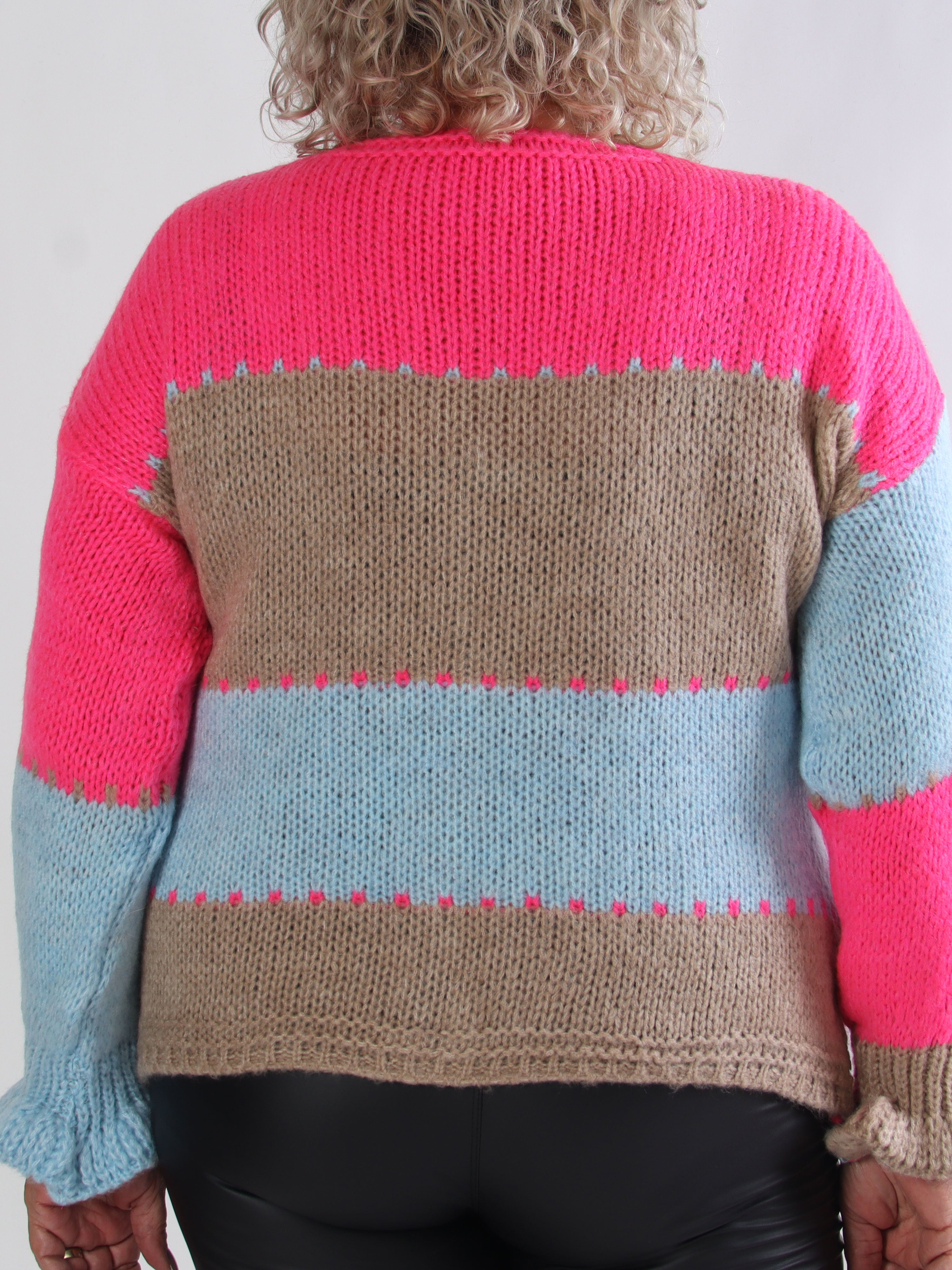 Amberlyn - Ternet plus size strikcardigan med guld knapper