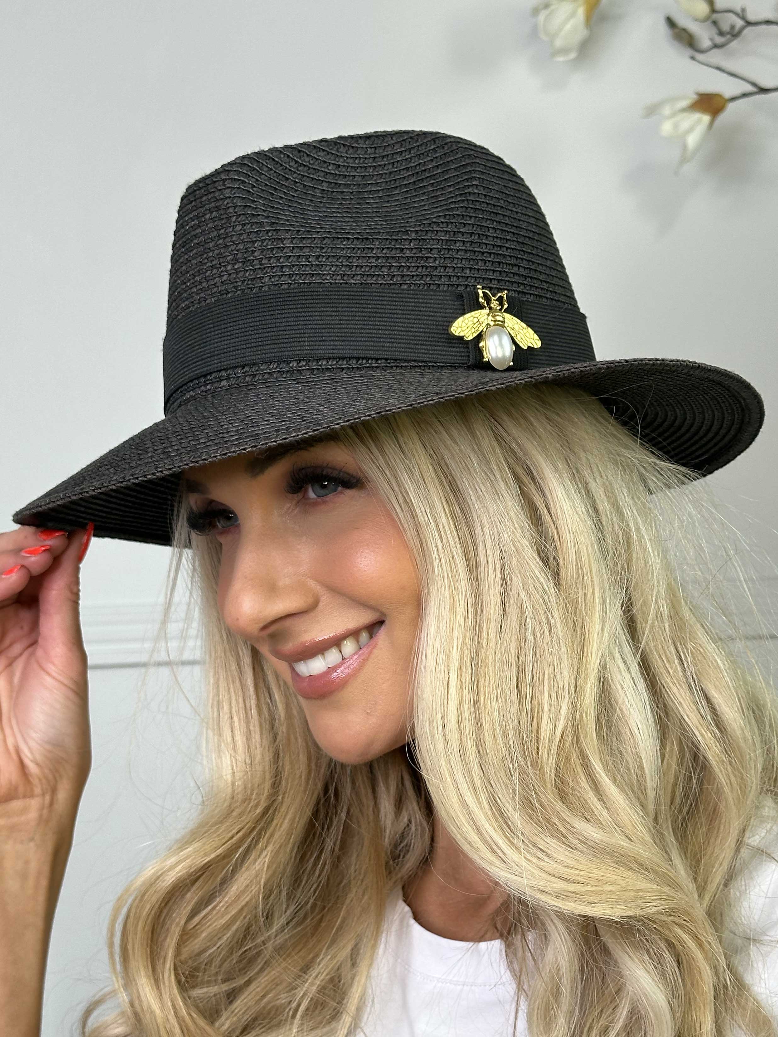 Amelia - Hat med sort bånd og guld bi