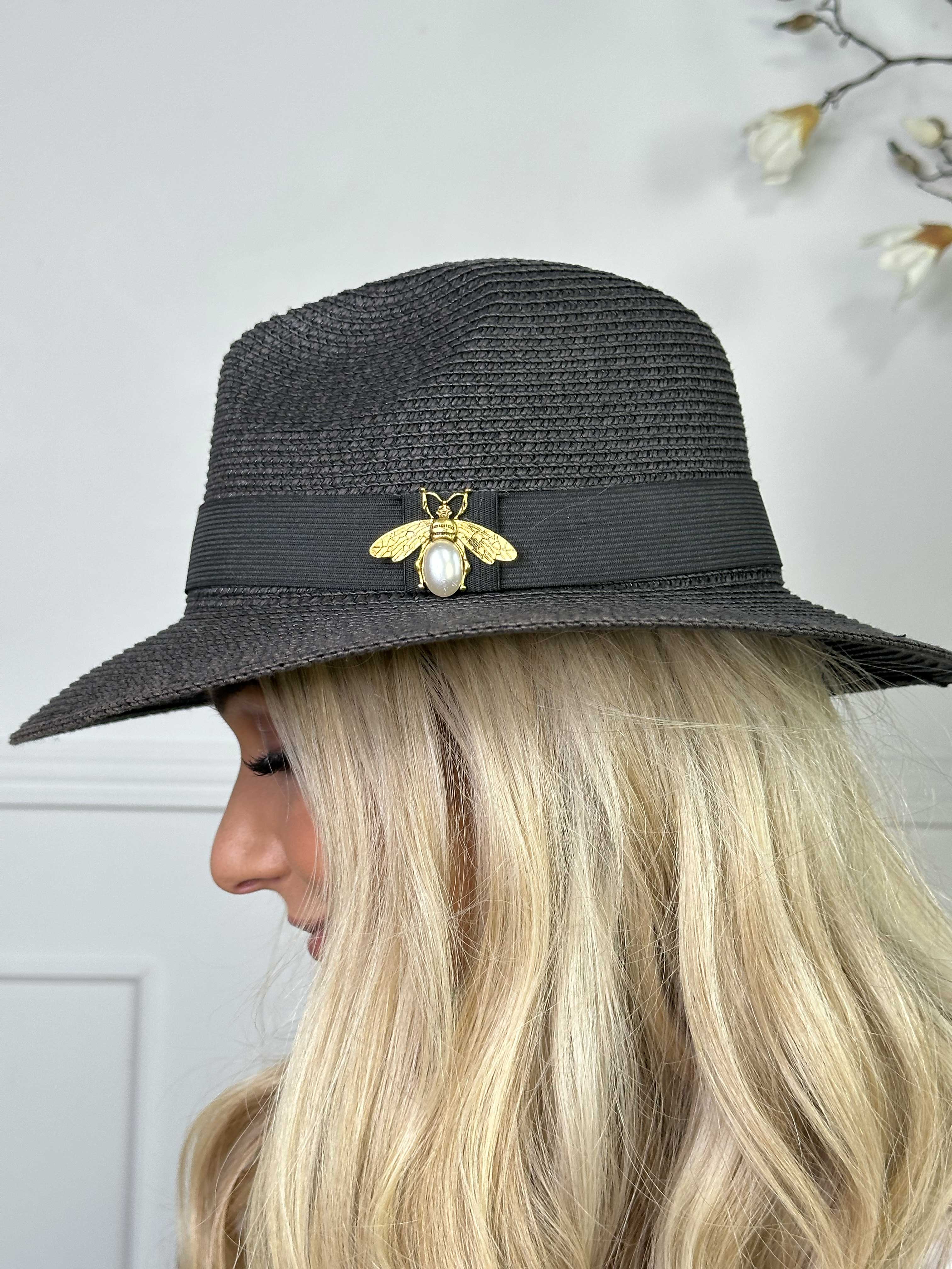 Amelia - Hat med sort bånd og guld bi