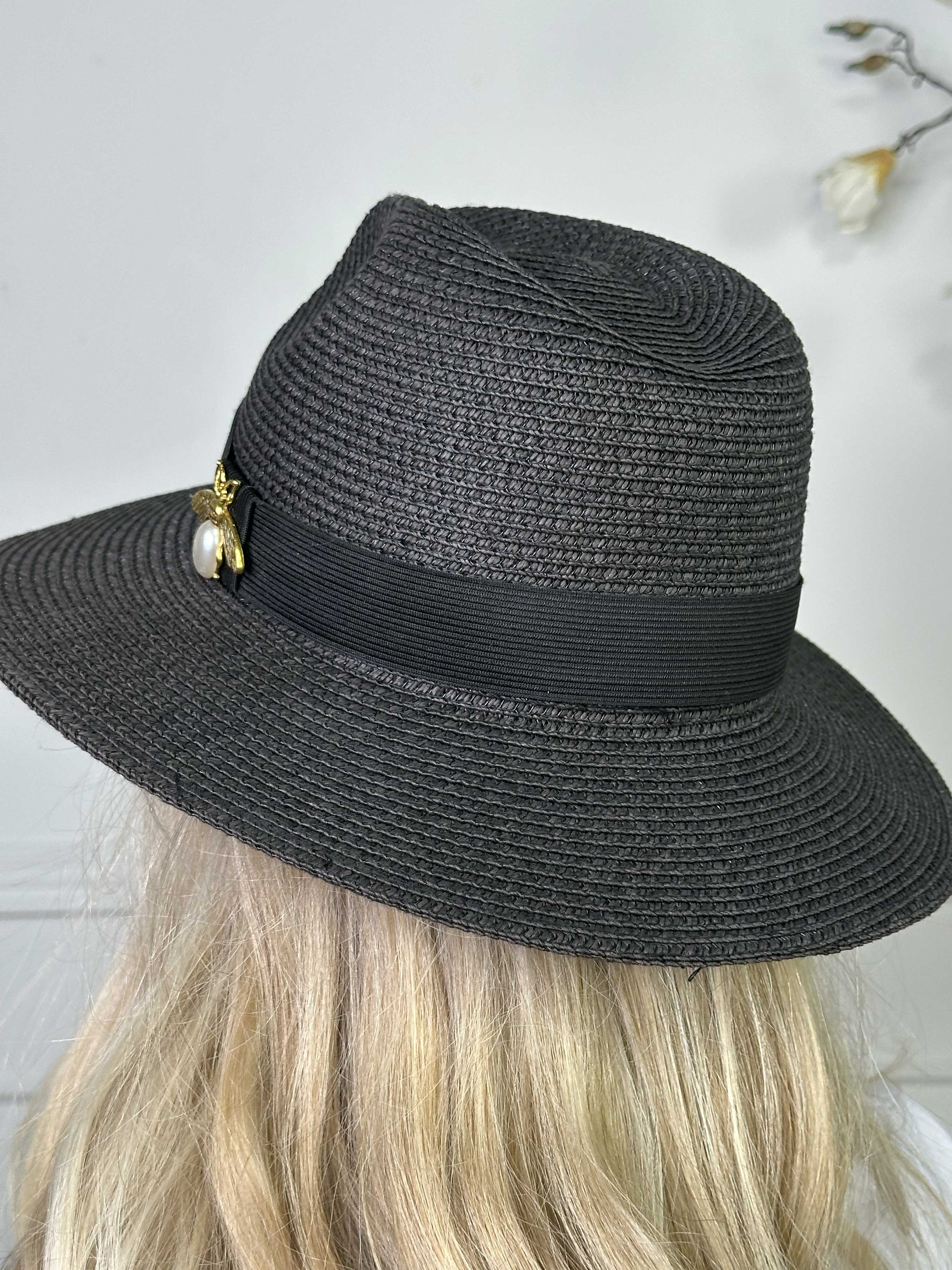 Amelia - Hat med sort bånd og guld bi