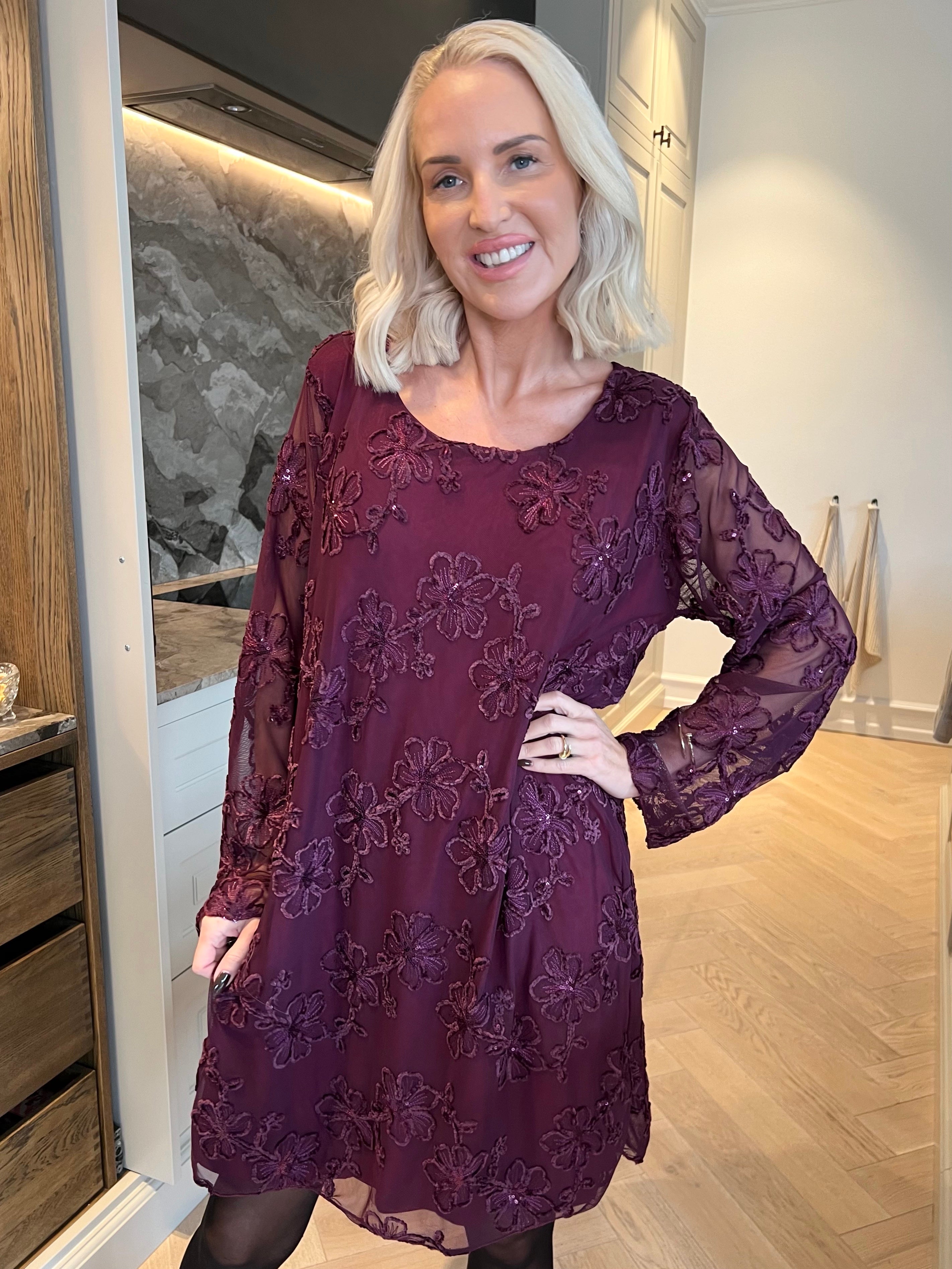 Amelia - Feminin kjole i mesh med fine blomster i blød velour og glitrende pailletter