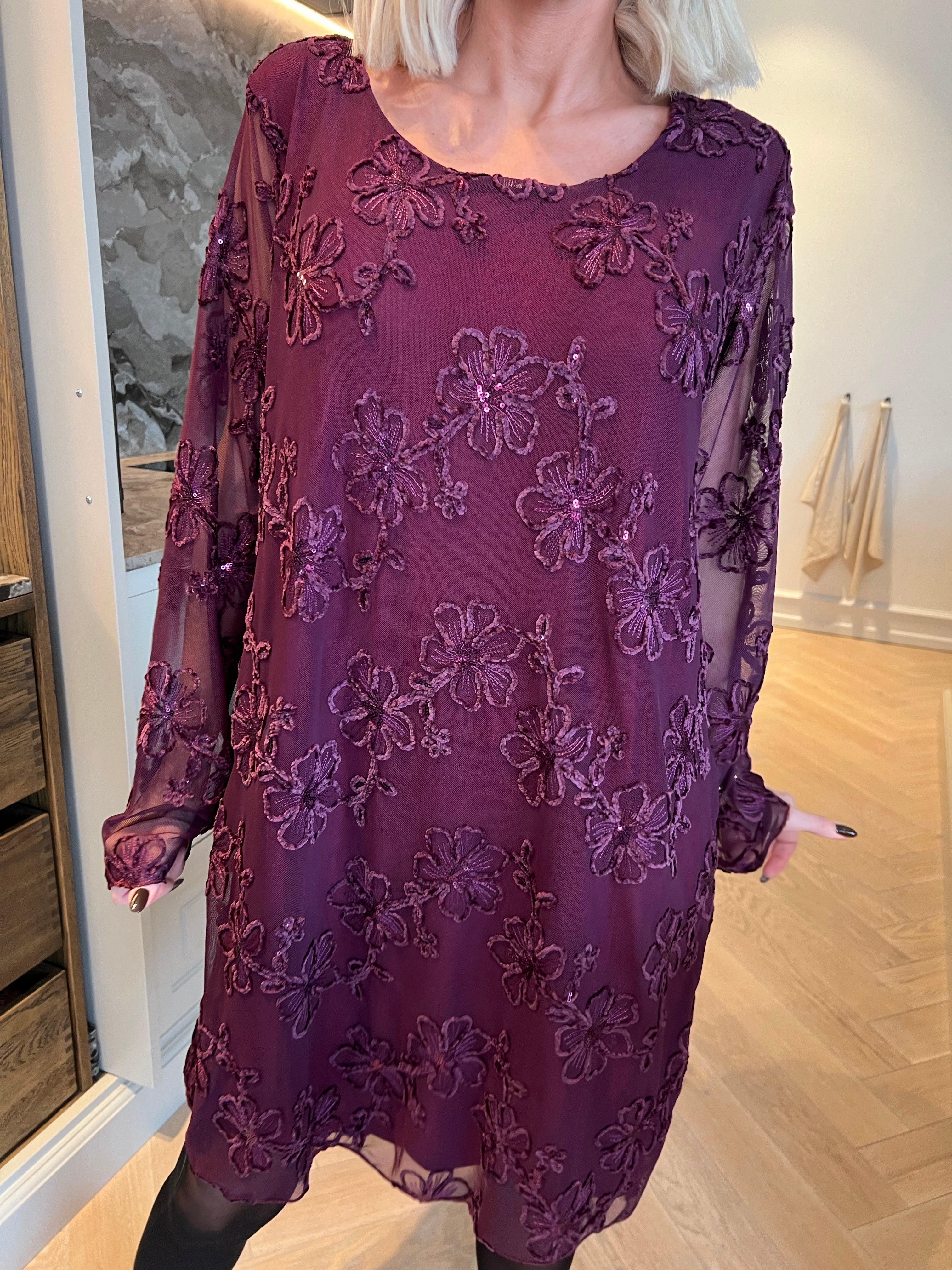 Amelia - Feminin kjole i mesh med fine blomster i blød velour og glitrende pailletter