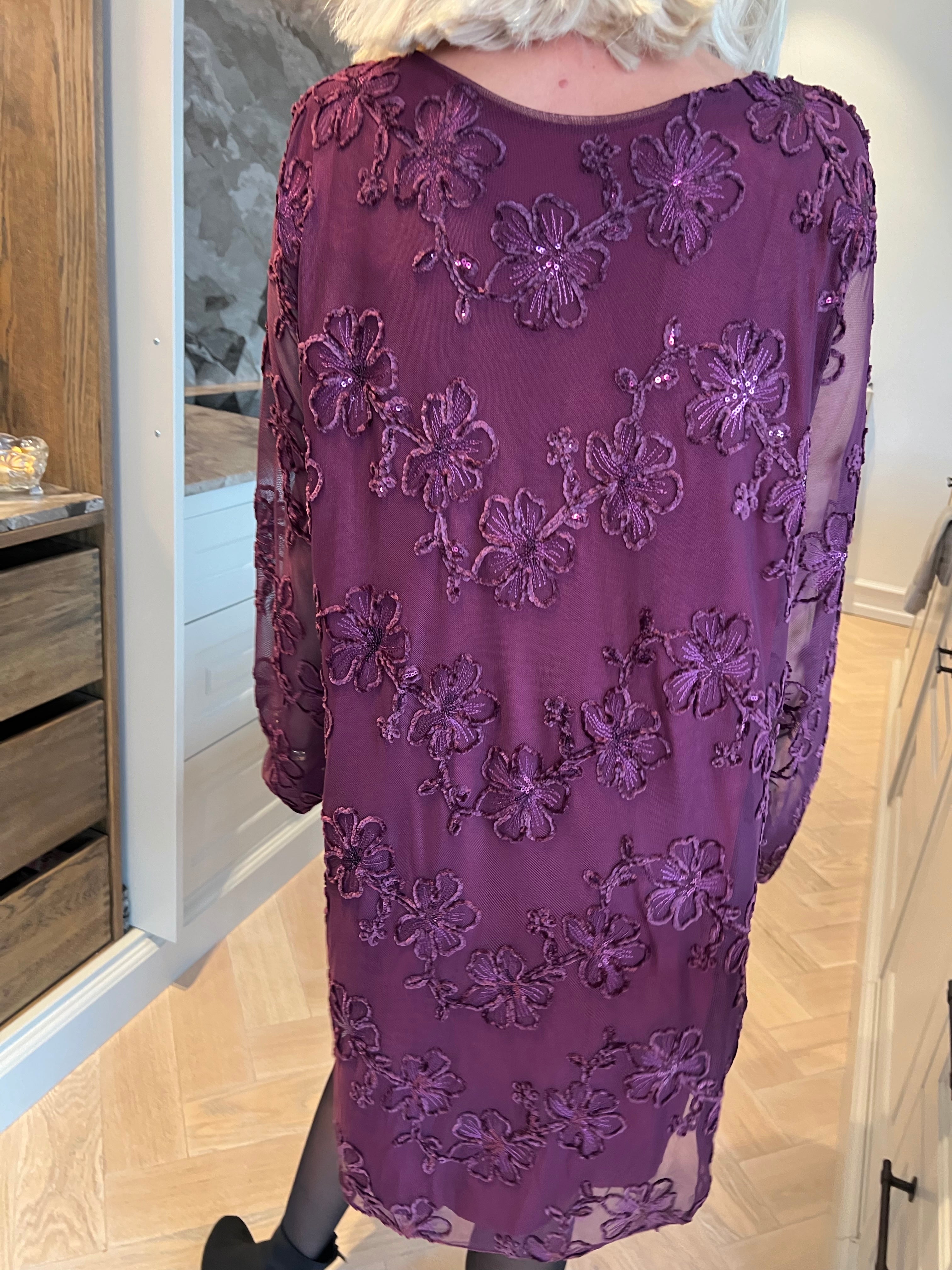 Amelia - Feminin kjole i mesh med fine blomster i blød velour og glitrende pailletter