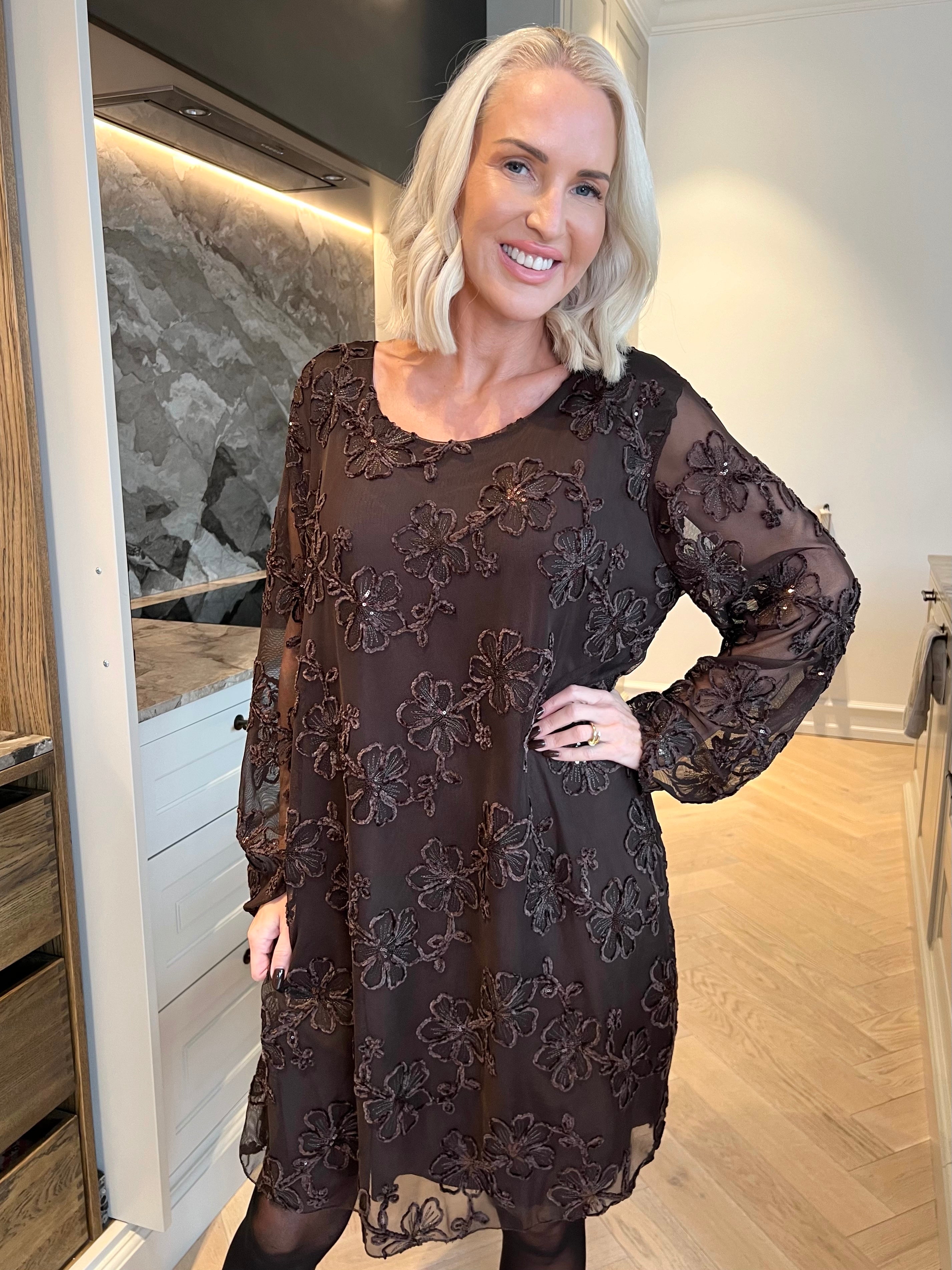 Amelia - Feminin kjole i mesh med fine blomster i blød velour og glitrende pailletter