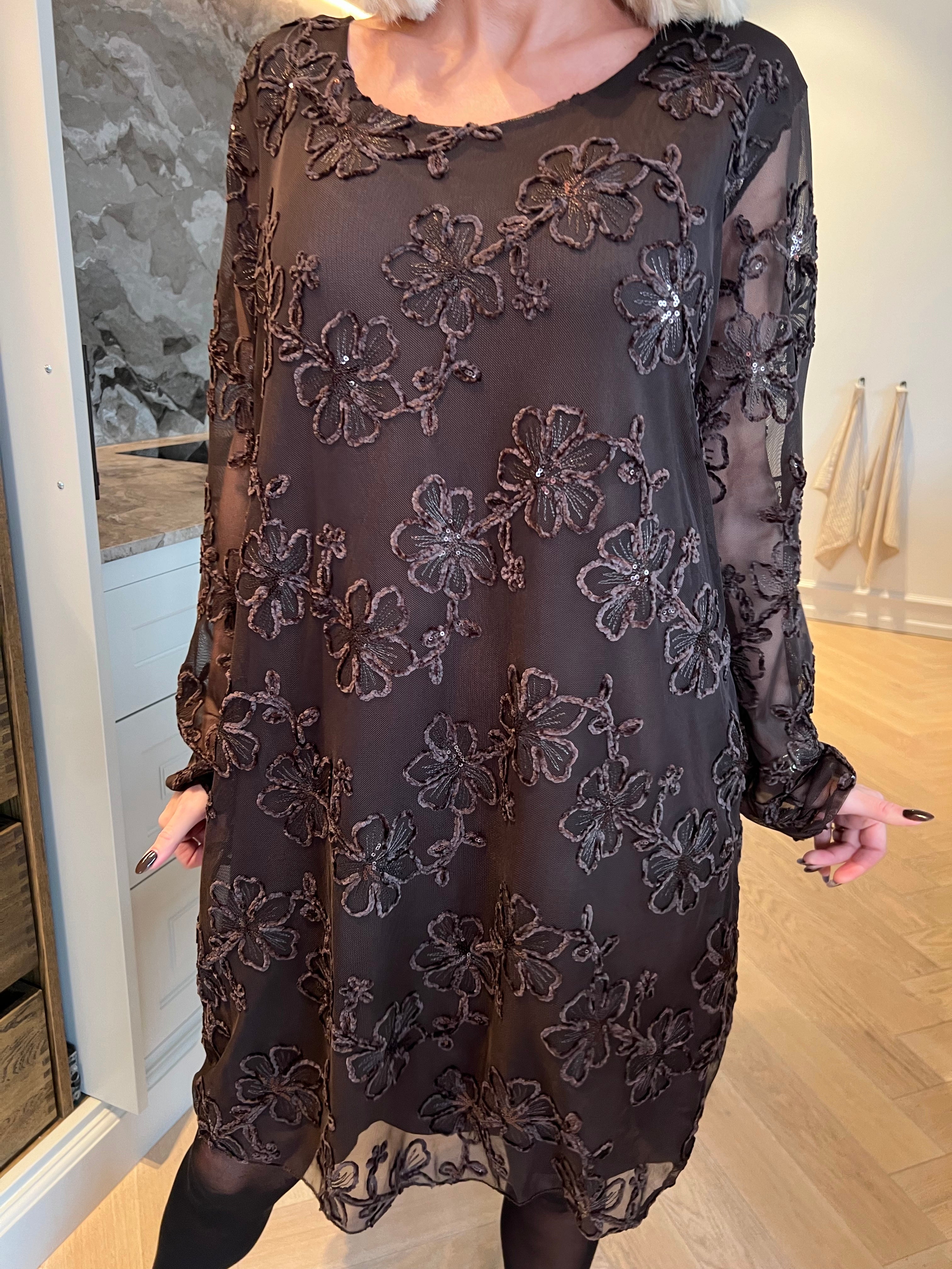 Amelia - Feminin kjole i mesh med fine blomster i blød velour og glitrende pailletter