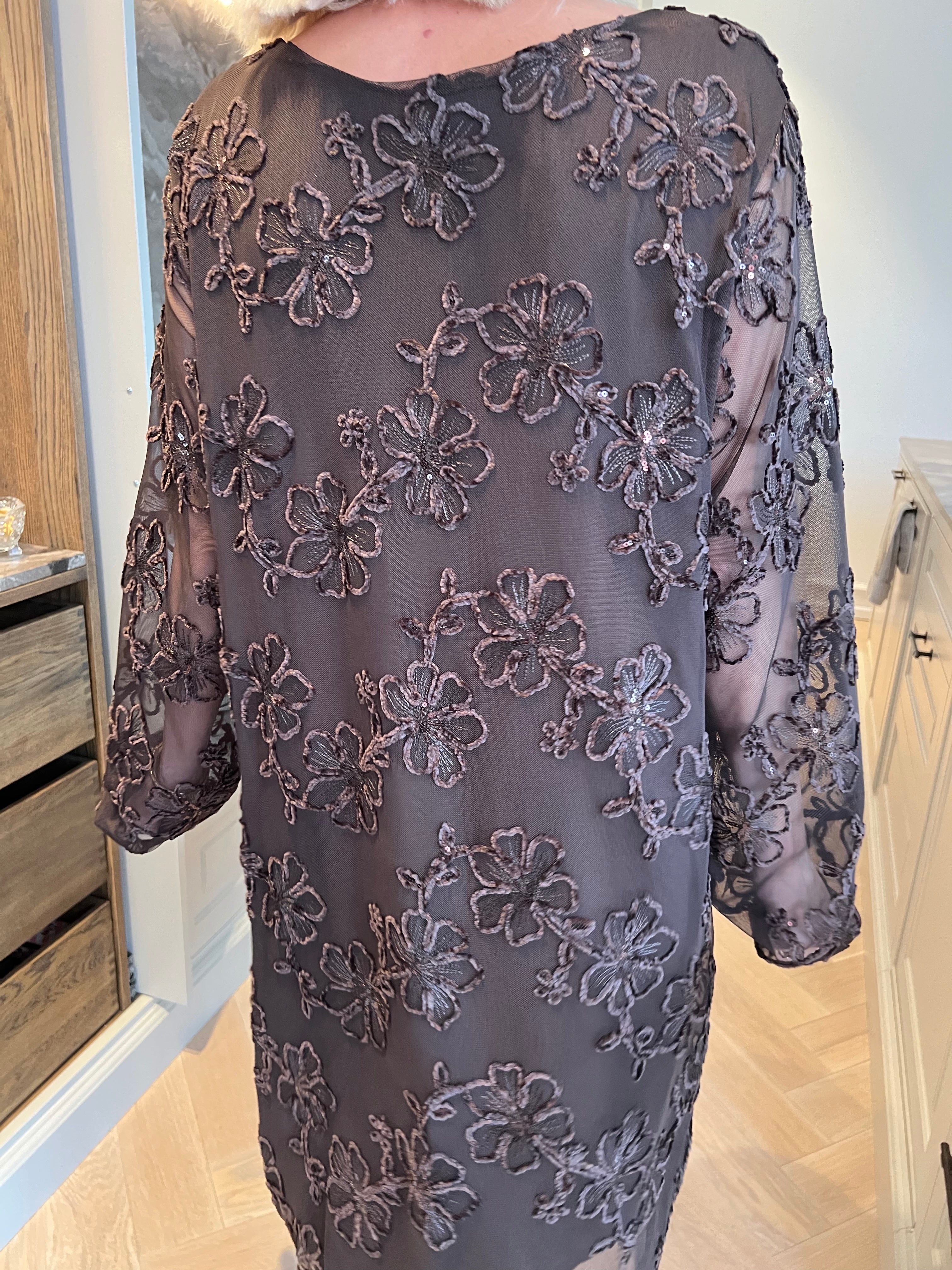 Amelia - Feminin kjole i mesh med fine blomster i blød velour og glitrende pailletter