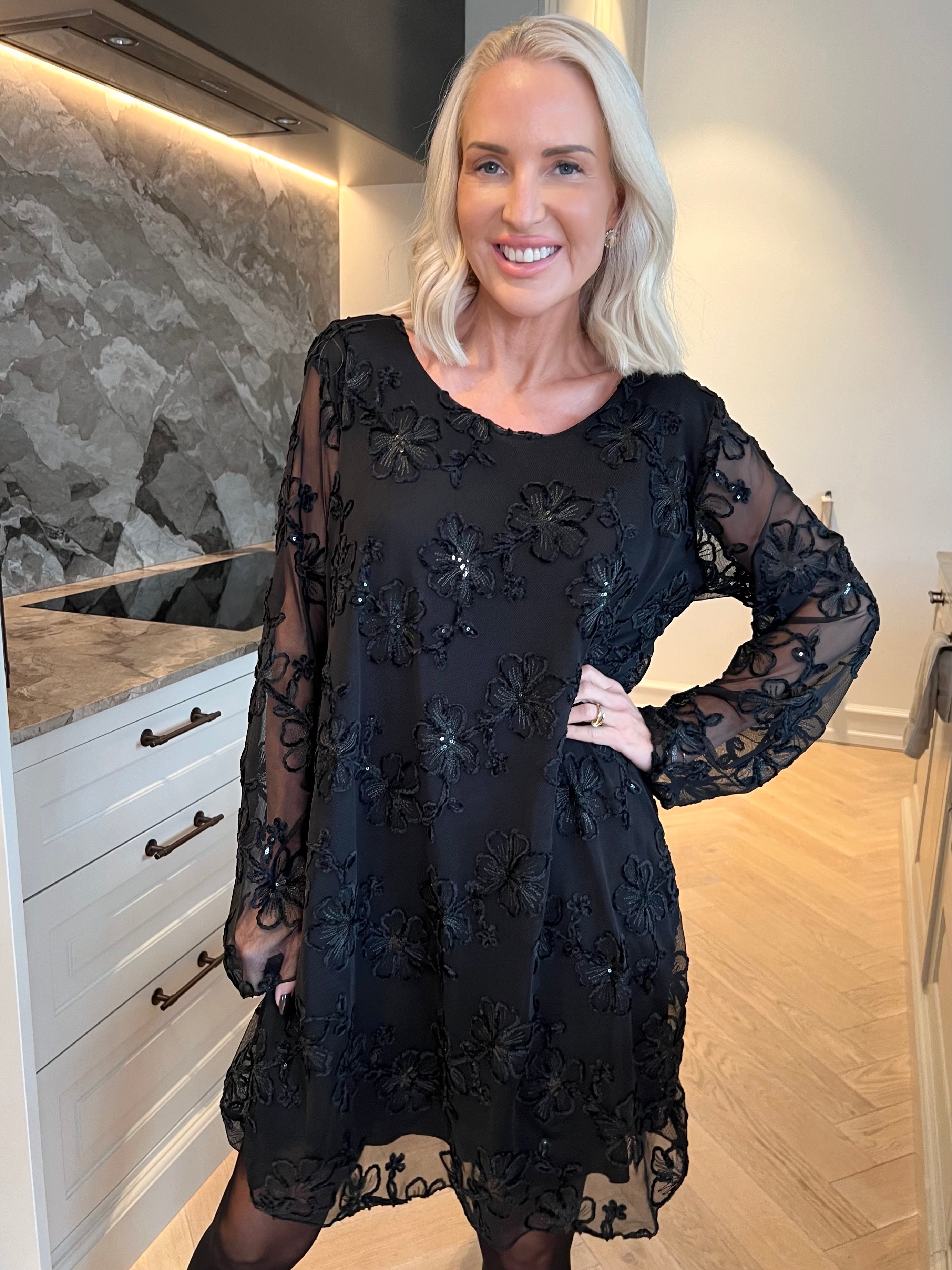 Amelia - Feminin kjole i mesh med fine blomster i blød velour og glitrende pailletter