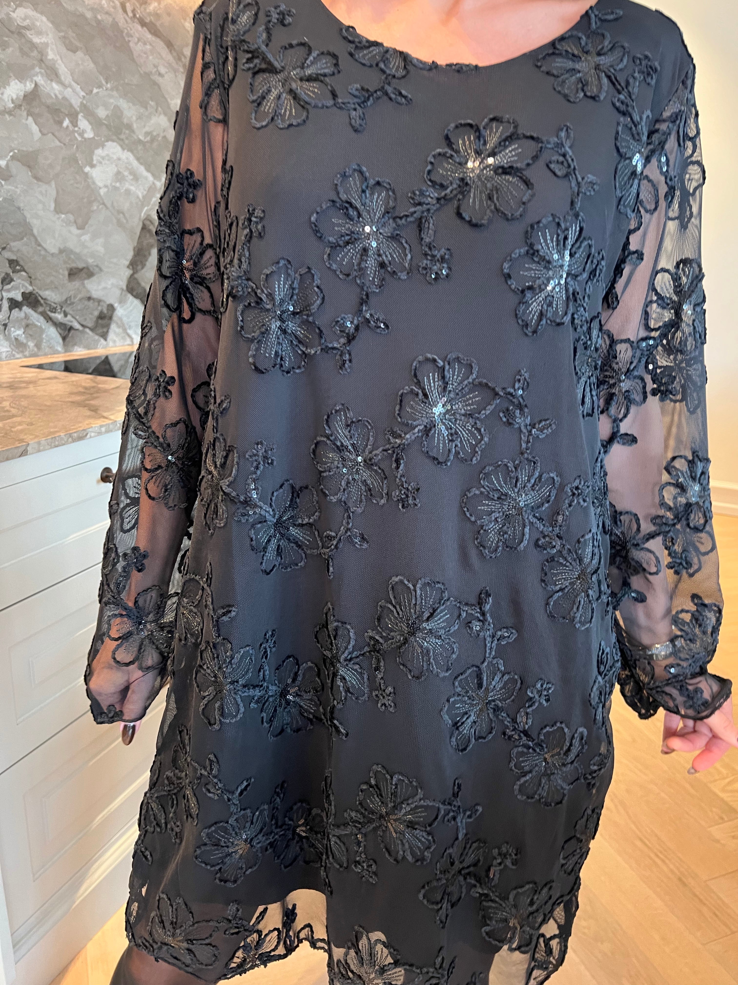 Amelia - Feminin kjole i mesh med fine blomster i blød velour og glitrende pailletter