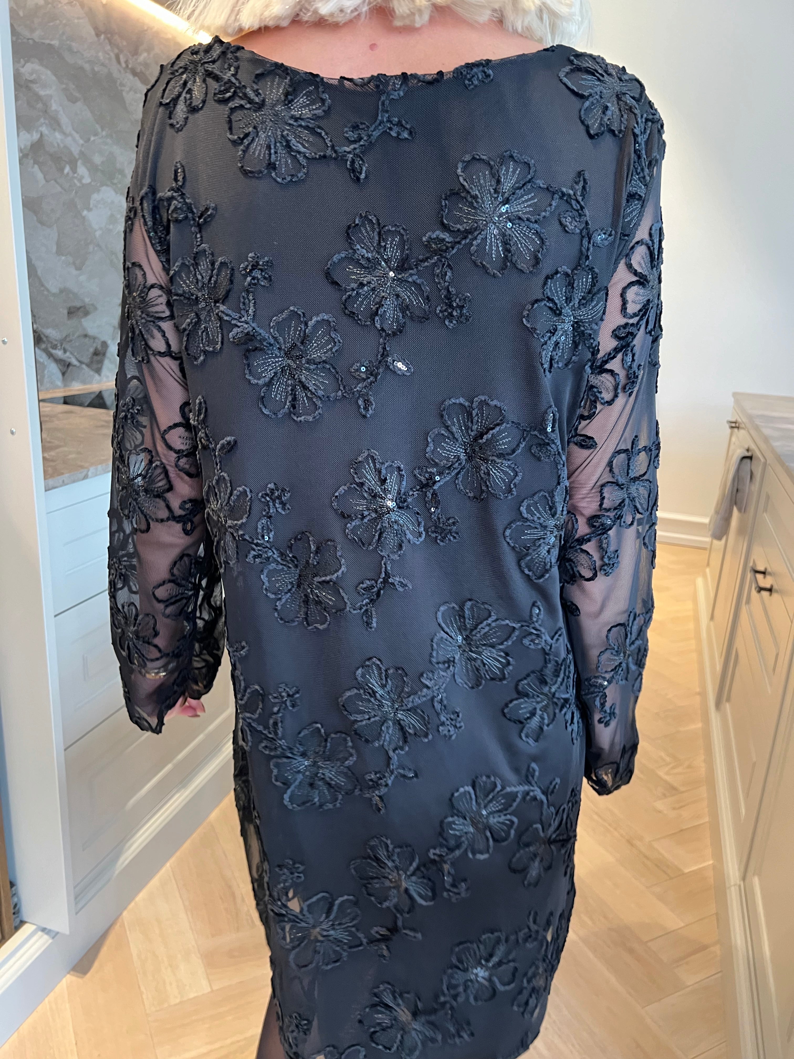 Amelia - Feminin kjole i mesh med fine blomster i blød velour og glitrende pailletter