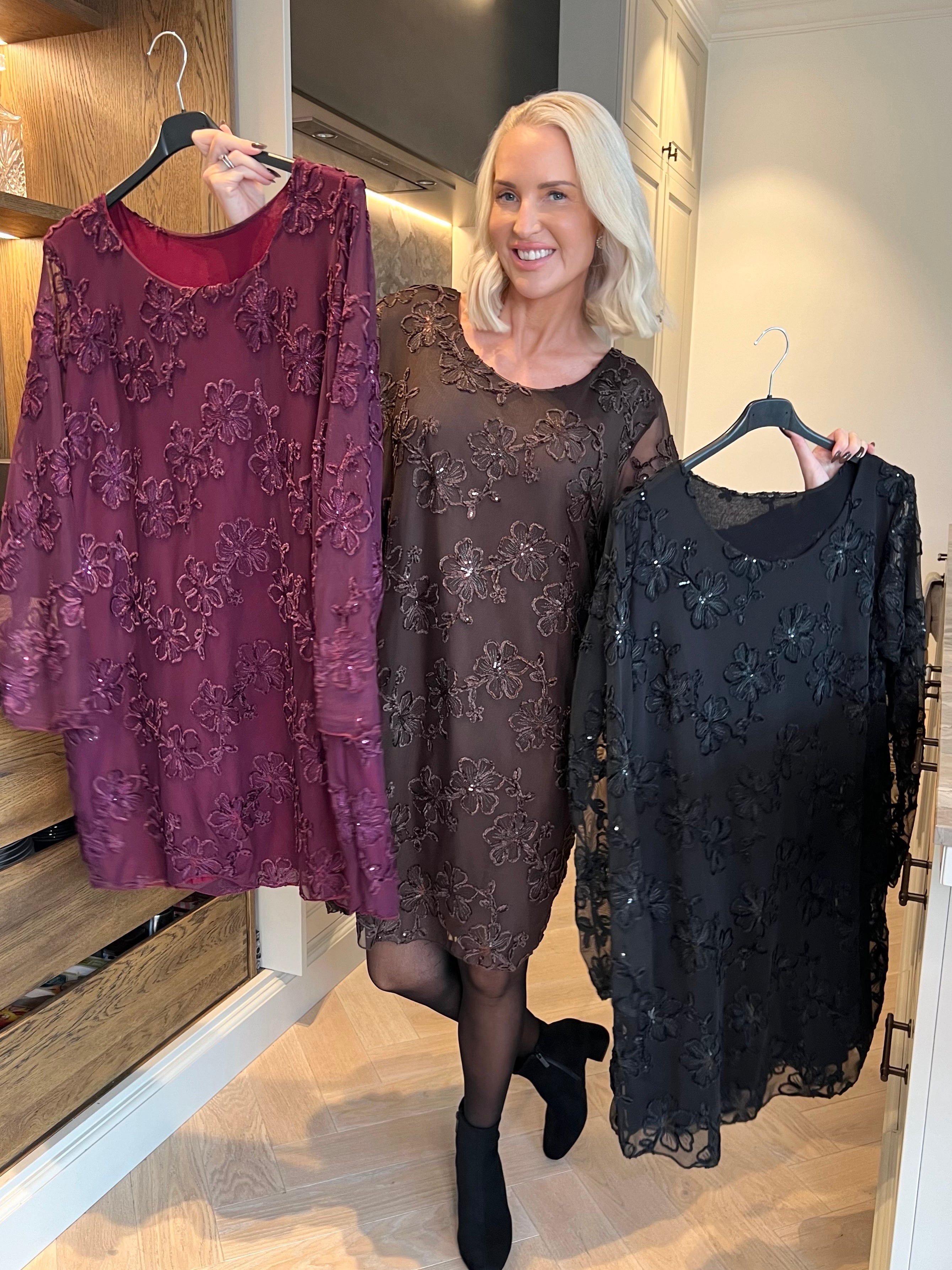 Amelia - Feminin kjole i mesh med fine blomster i blød velour og glitrende pailletter
