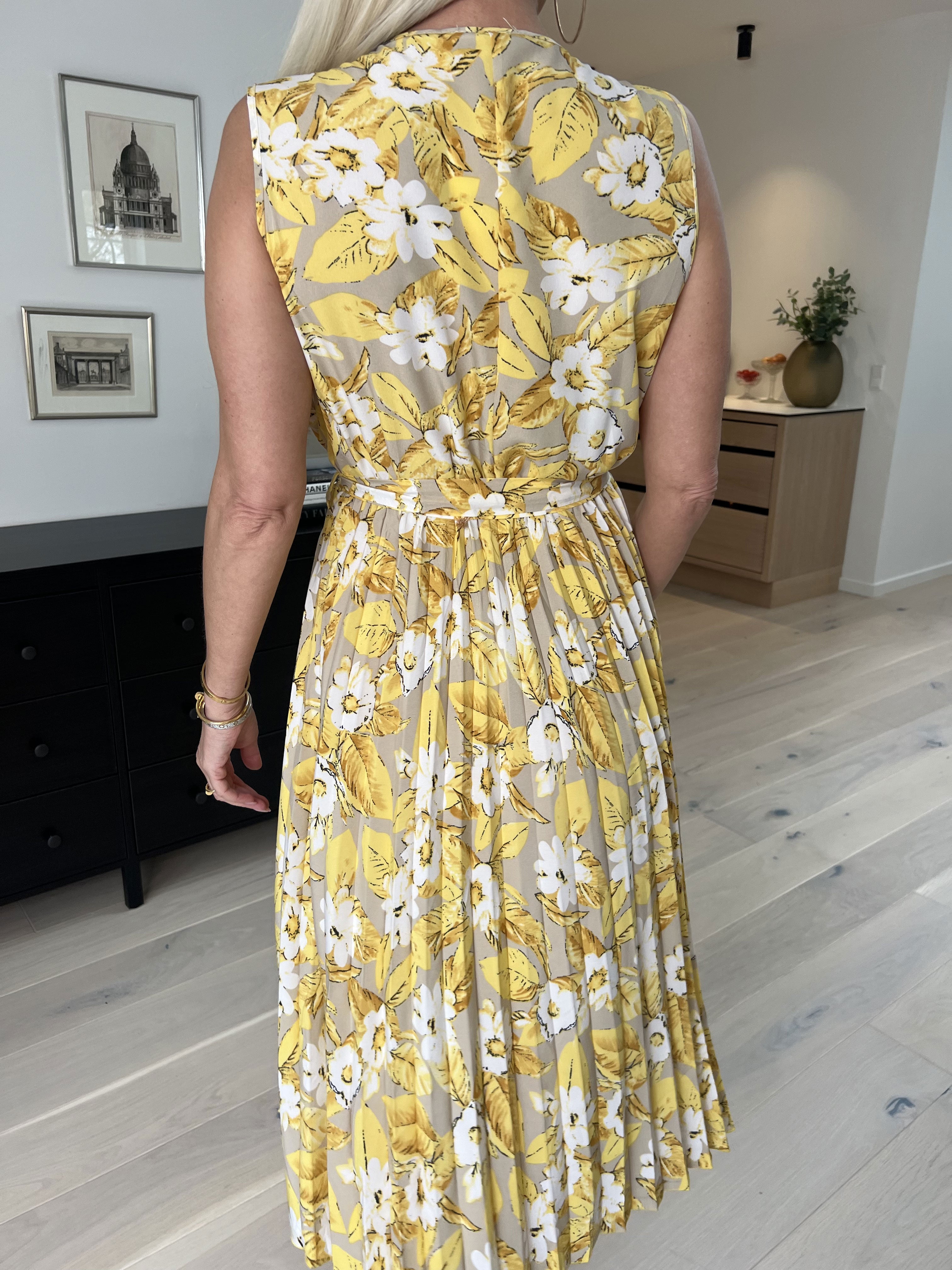 Amelie - Blomstret kjole med plissering