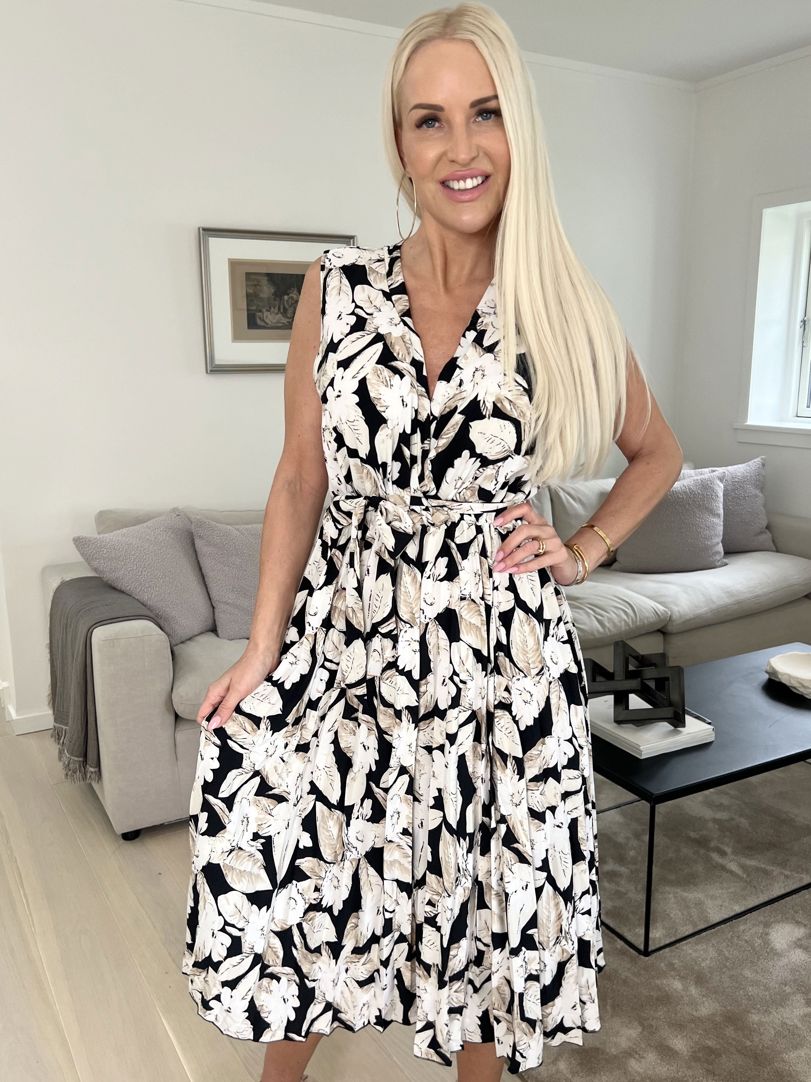 Amelie - Blomstret kjole med plissering