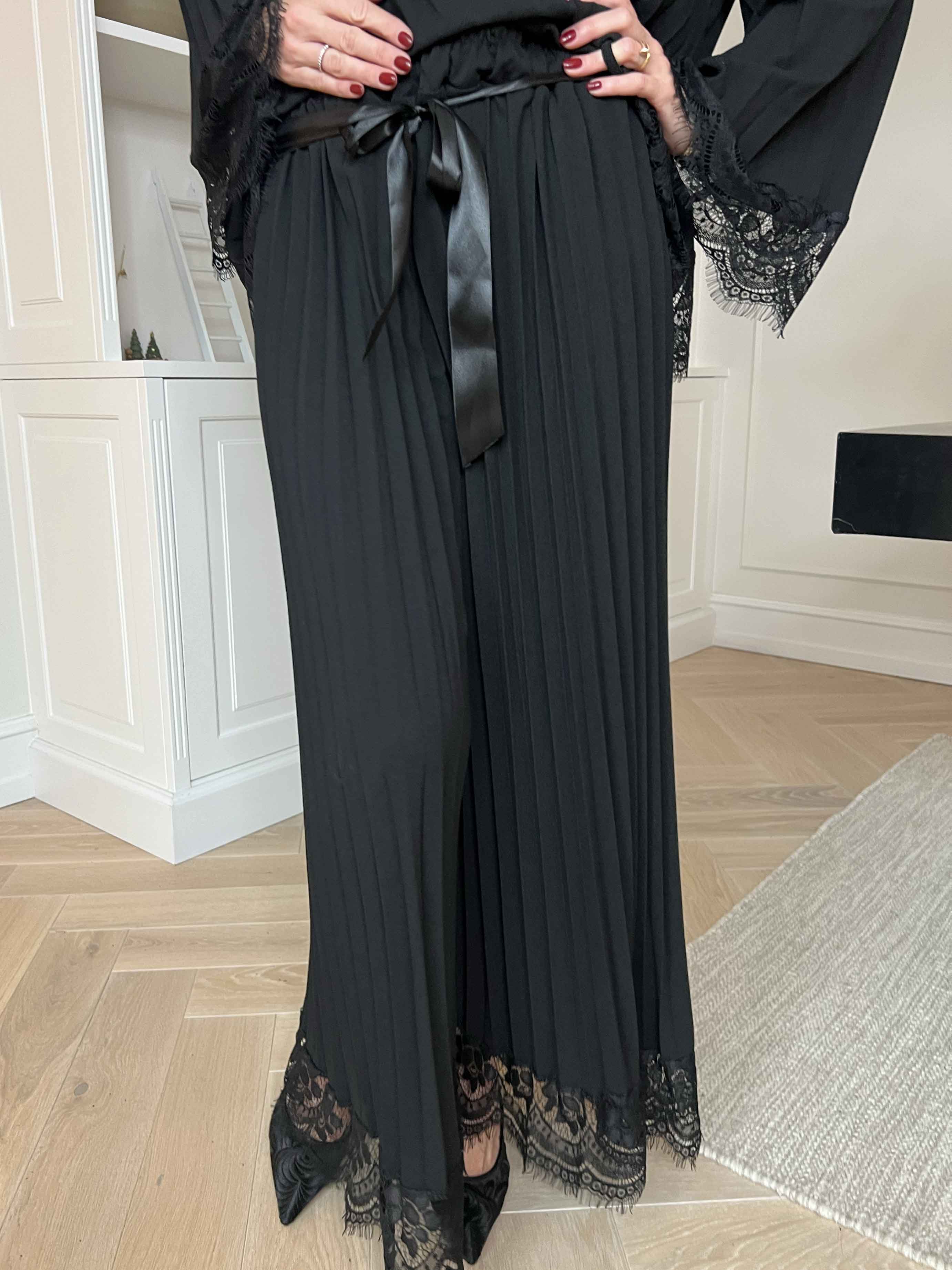 Amica - Plisseret sæt med blondedekant