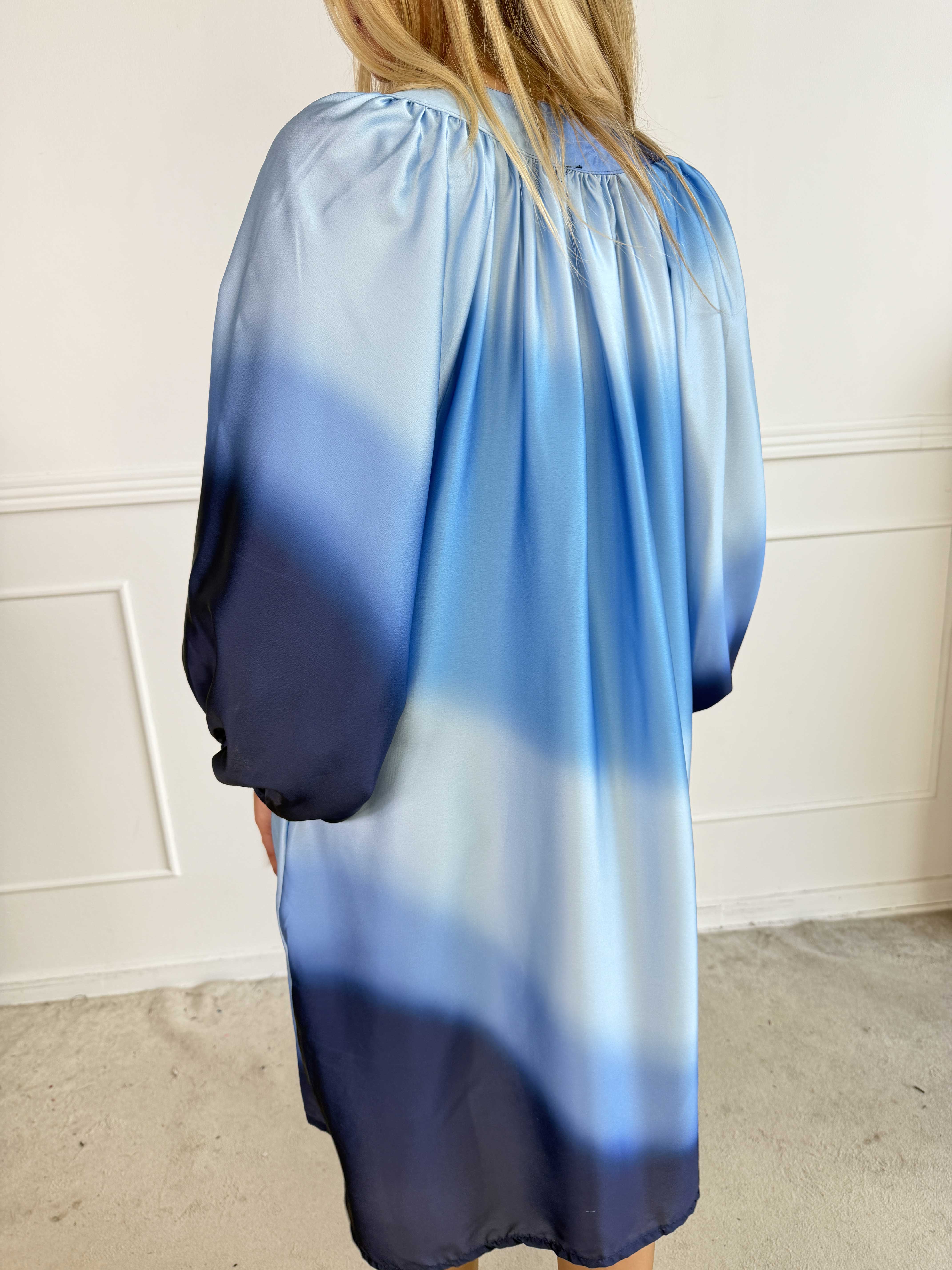 Amidala Batik - Elegant tunikakjole i batikmønster med lommer