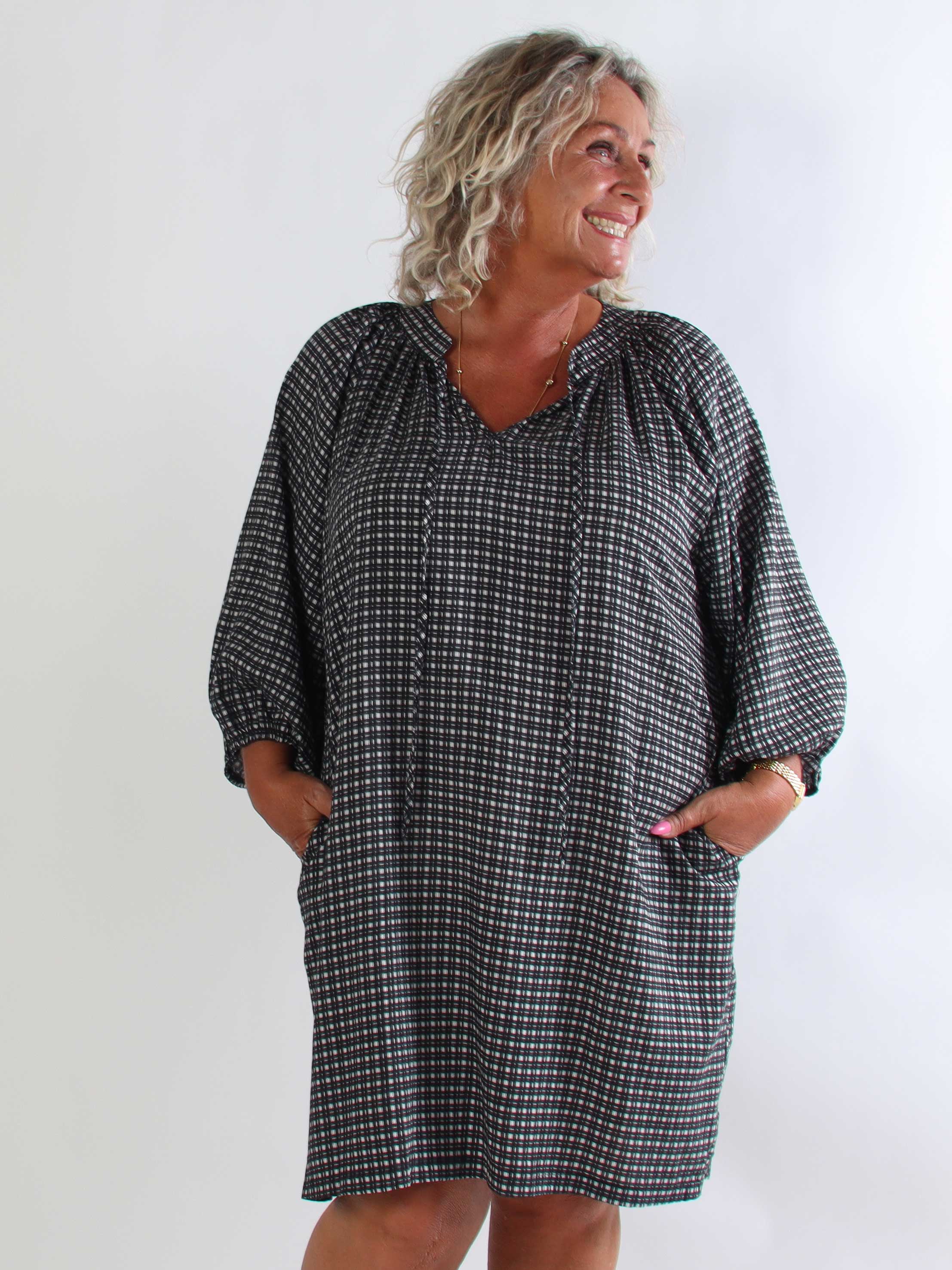 Amidala Check - Elegant ternet plus size tunikakjole i viskose