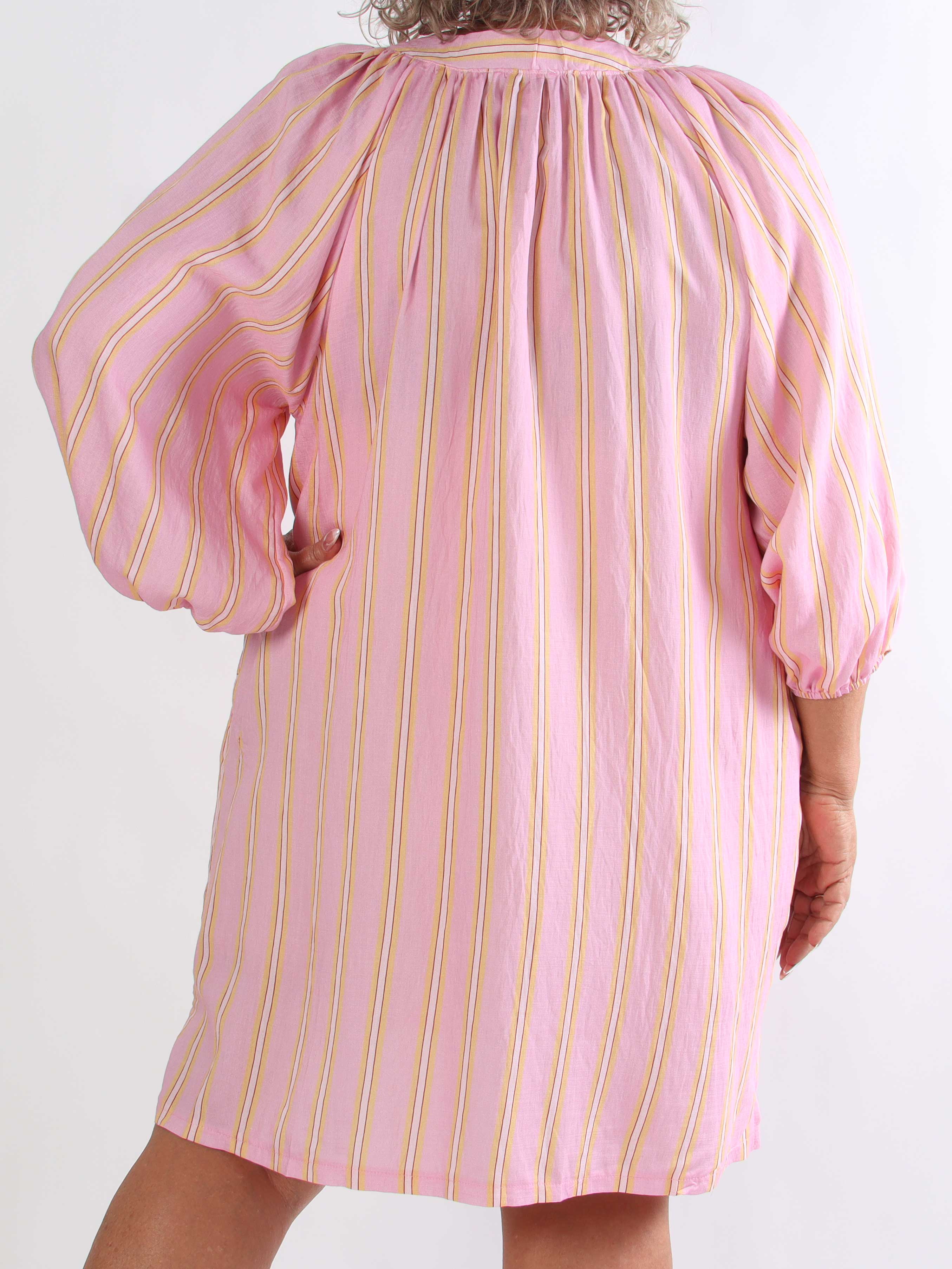 Amidala - Stribet plus size kjole i let viskoseblanding med smukke ballonærmer