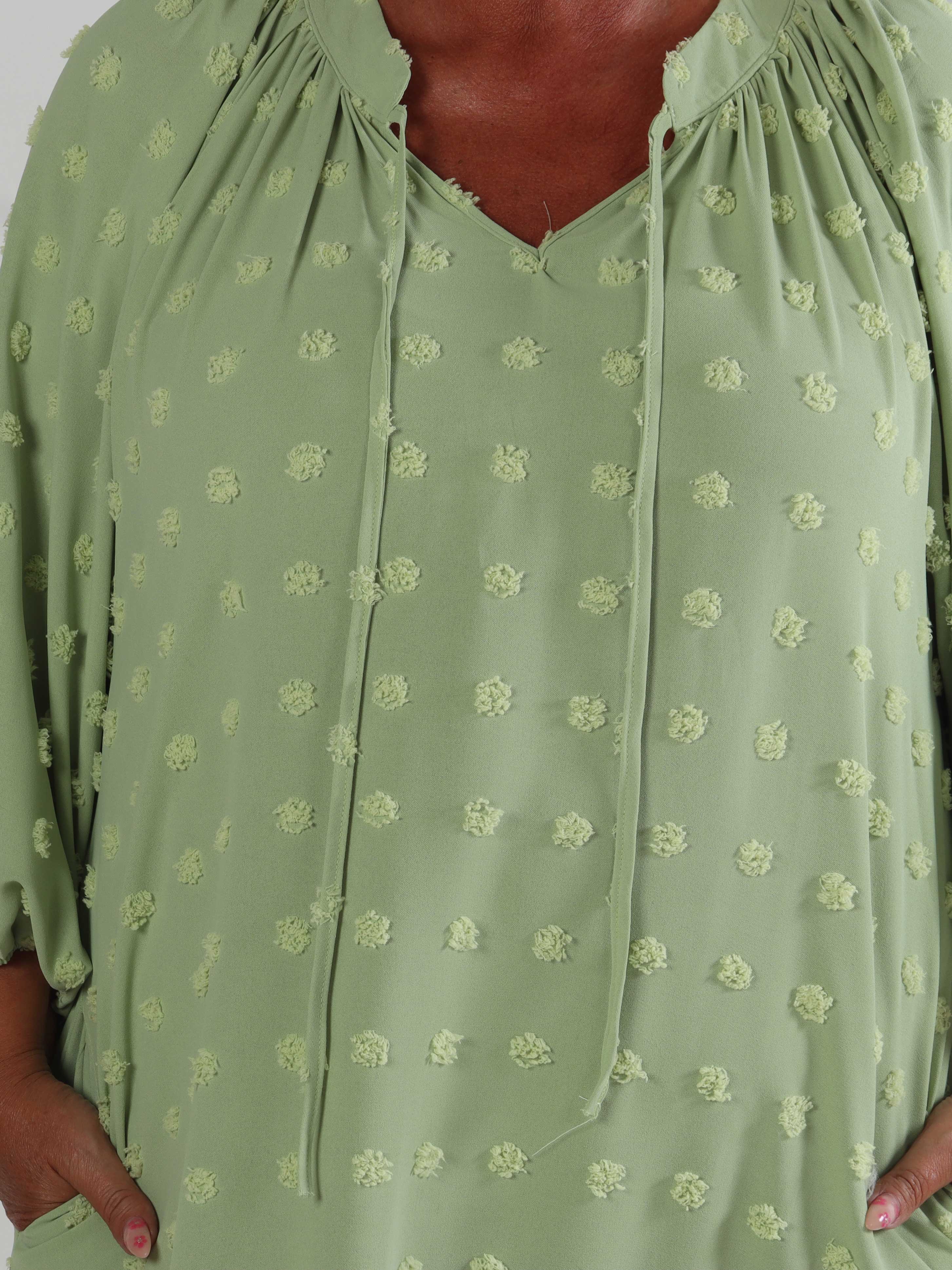 Amidala Romantic - Plus size kjole i viskose med smukke ballonærmer og prikket detaljer