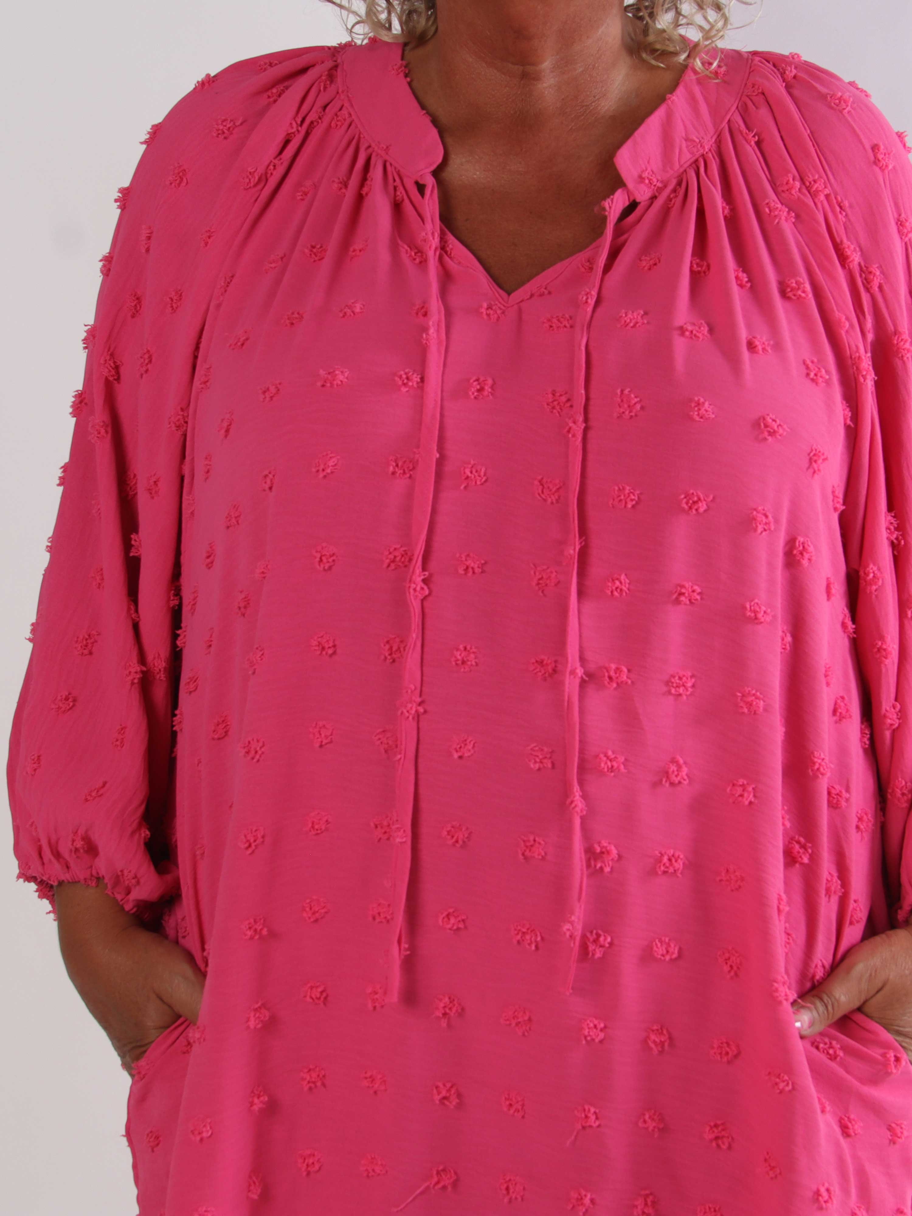 Amidala Romantic - Plus size kjole i viskose med smukke ballonærmer og prikket detaljer