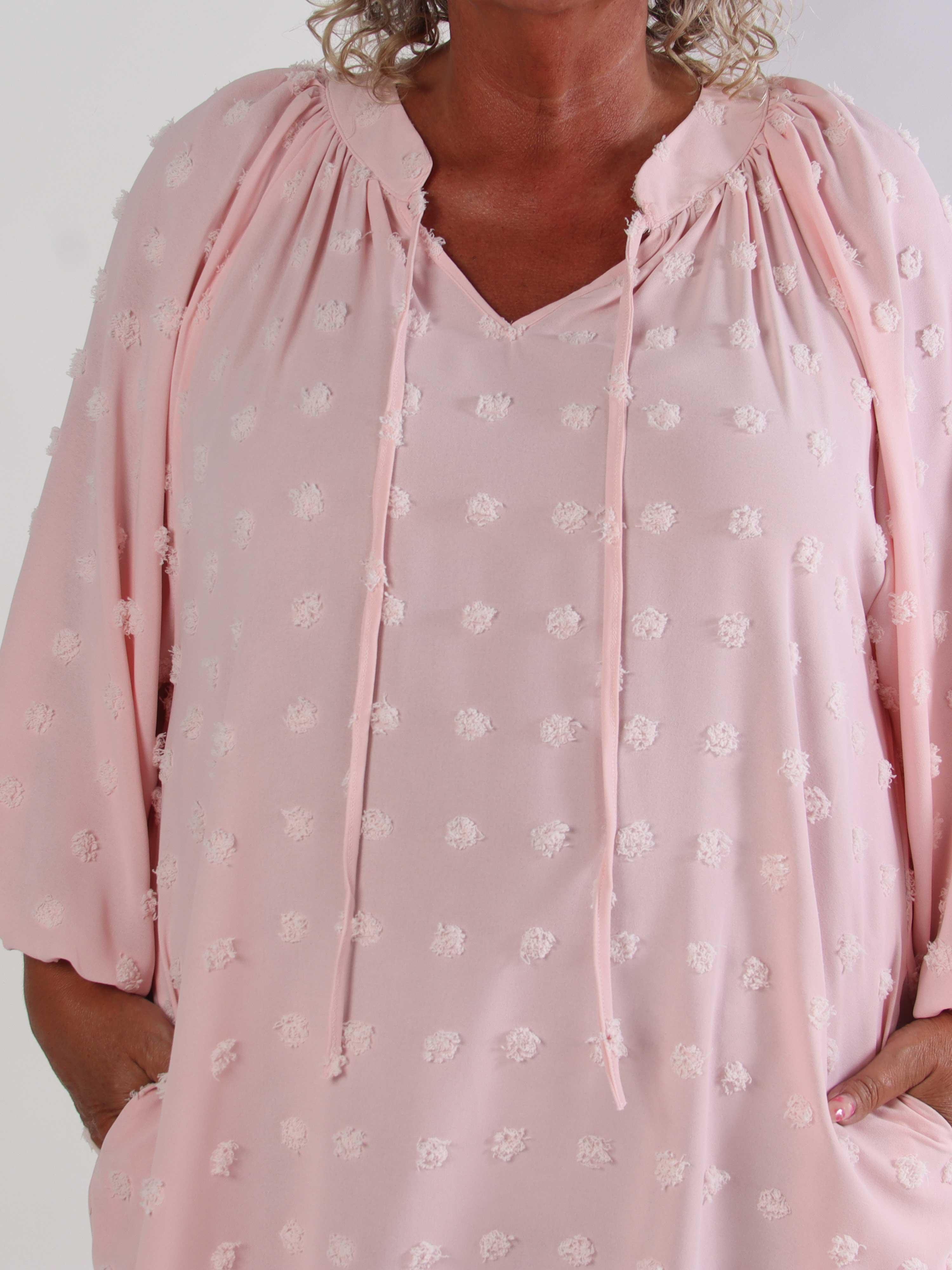 Amidala Romantic - Plus size kjole i viskose med smukke ballonærmer og prikket detaljer