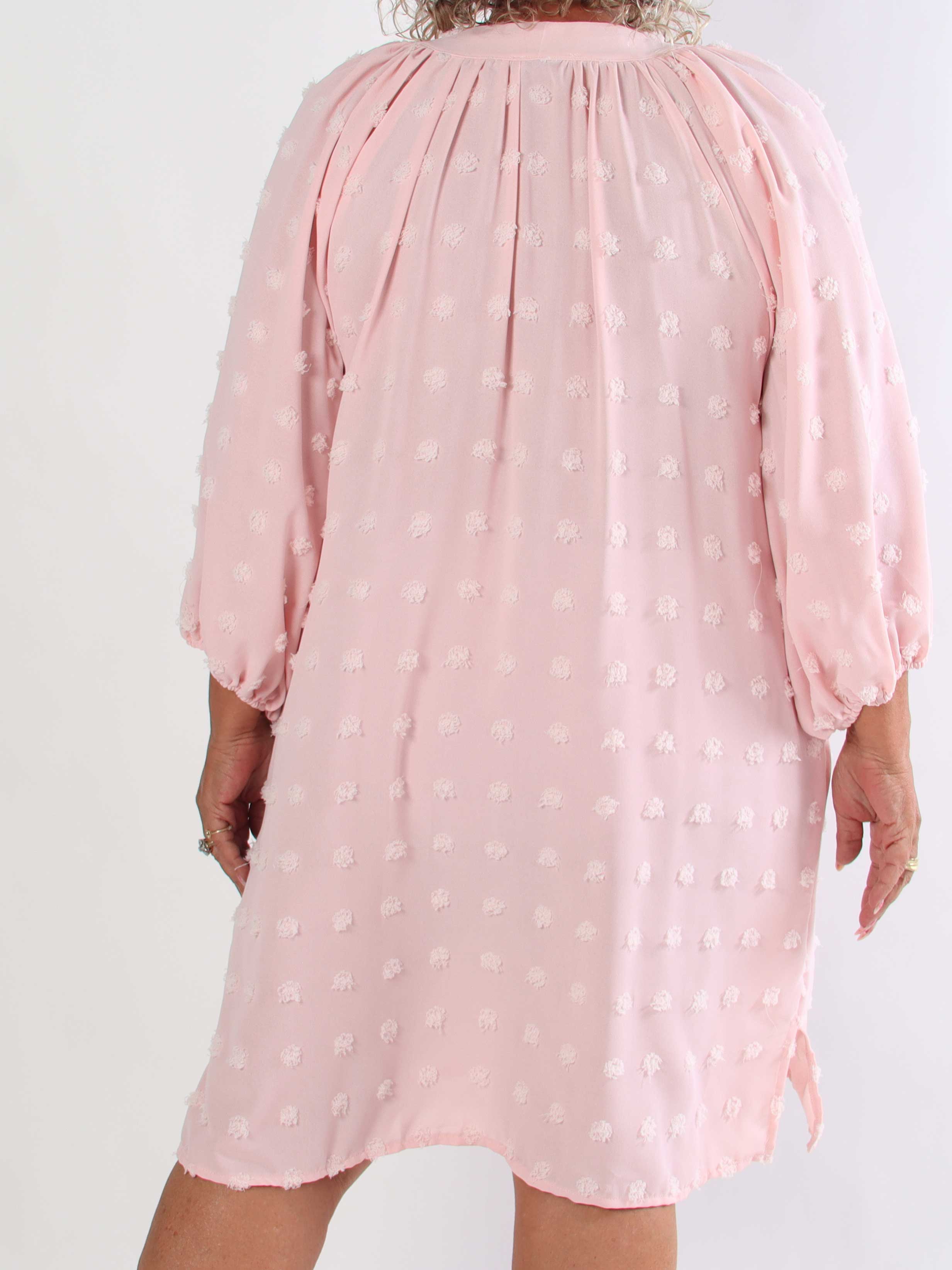 Amidala Romantic - Plus size kjole i viskose med smukke ballonærmer og prikket detaljer
