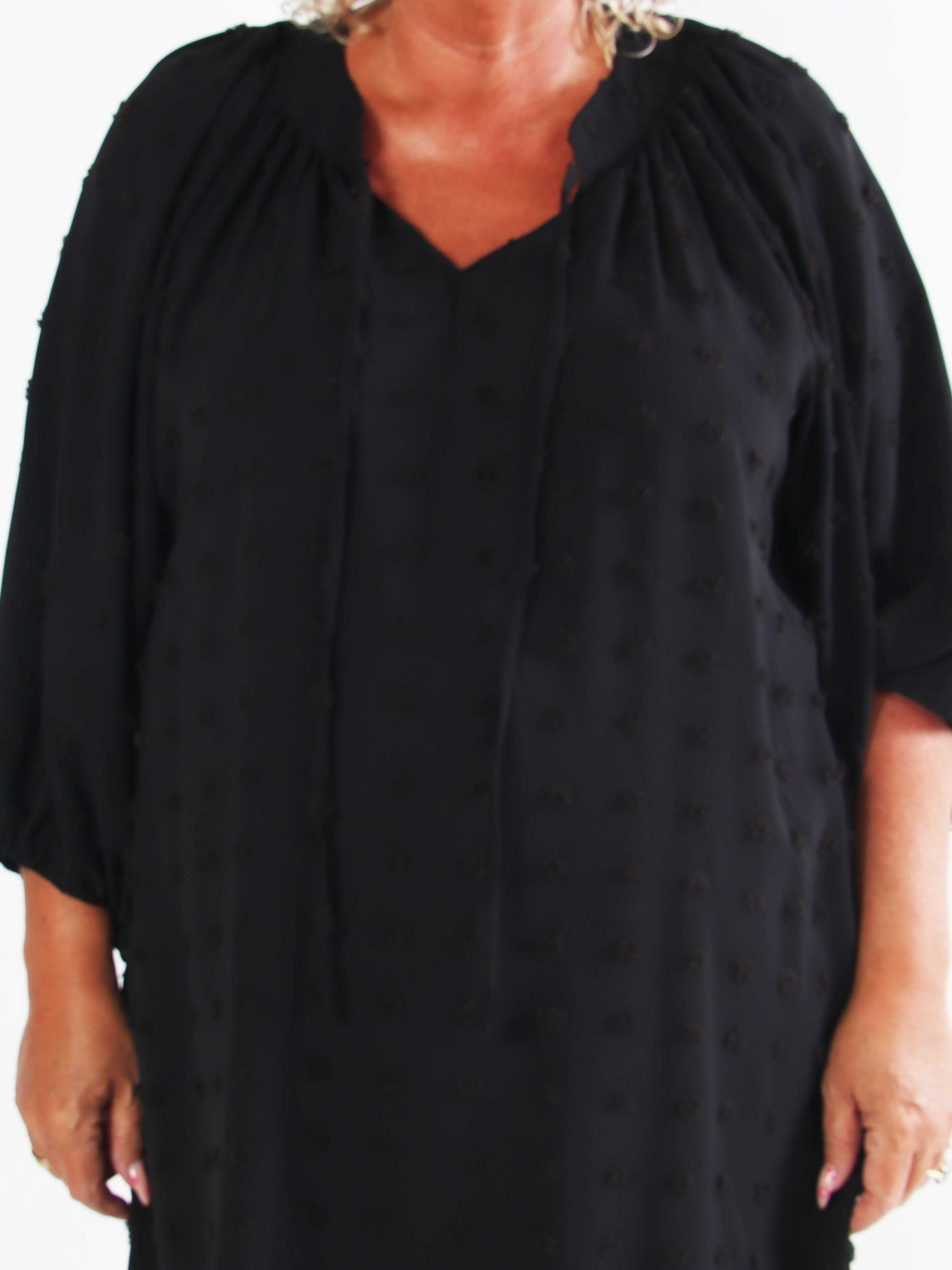 Amidala Romantic - Plus size kjole i viskose med smukke ballonærmer og prikket detaljer