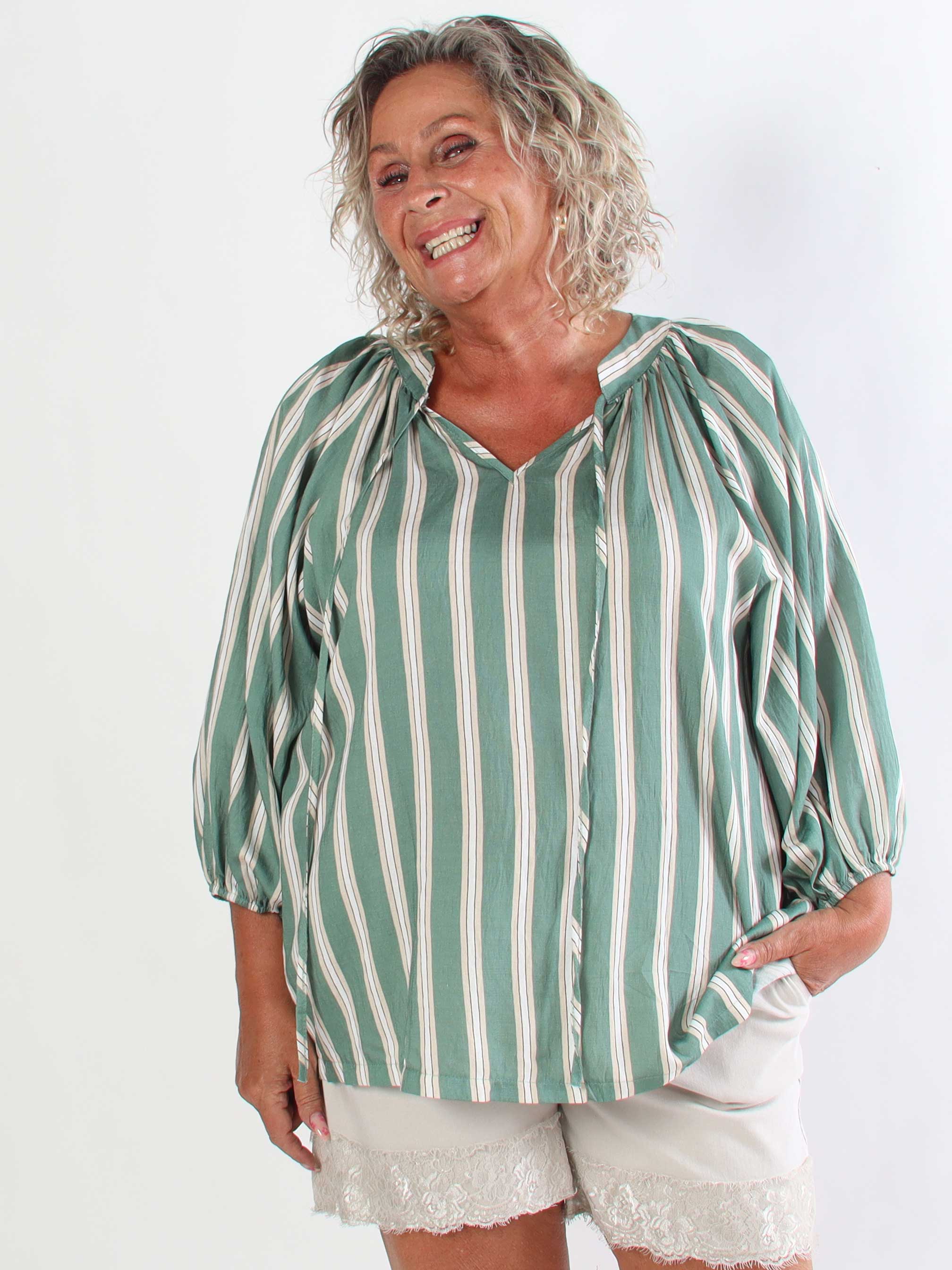 Amidala Shirt - Stribet plus size tunika i let viskoseblanding med smukke ballonærmer
