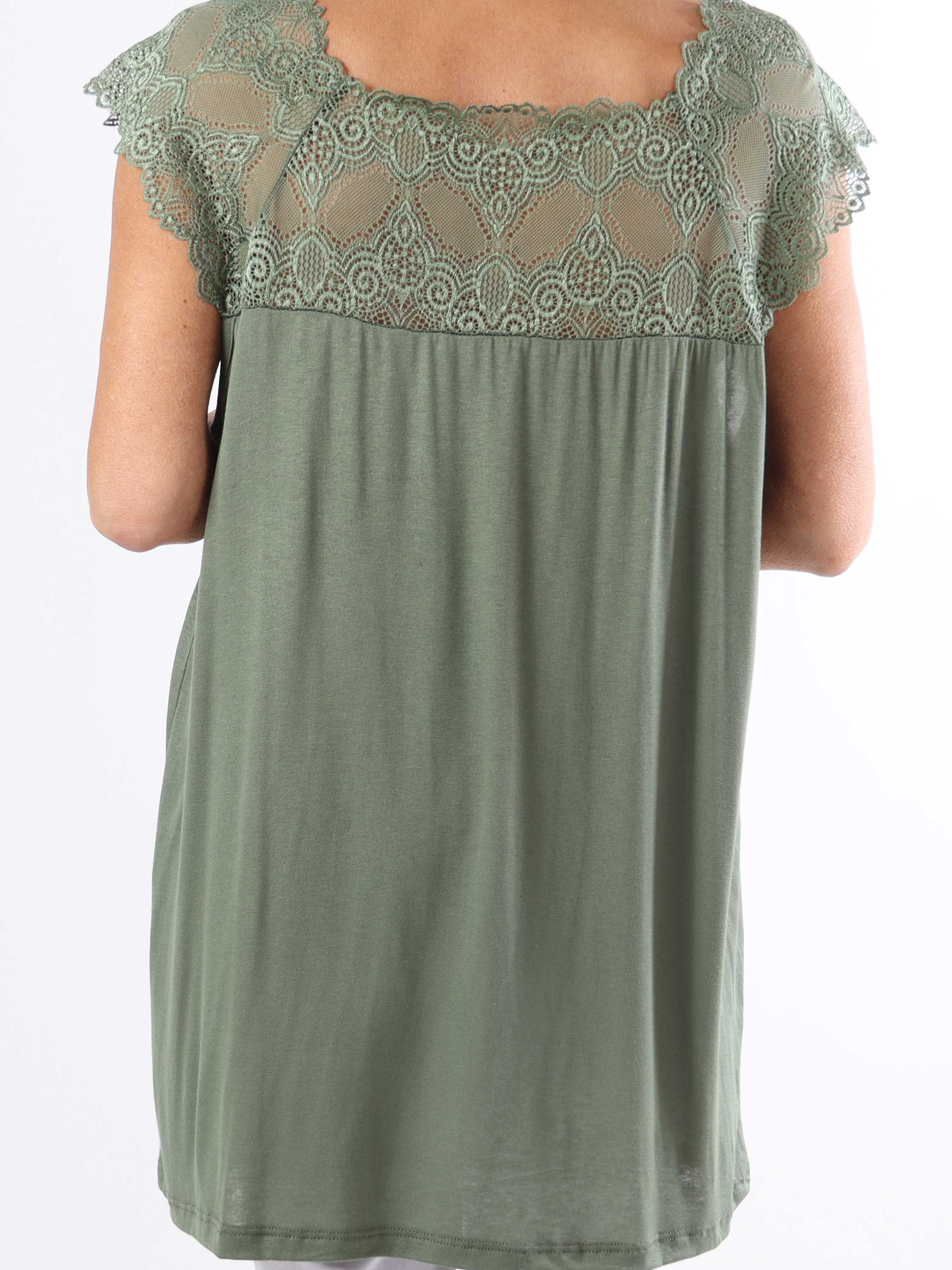 Amina - Sød plus size top i viskose med blonde foroven