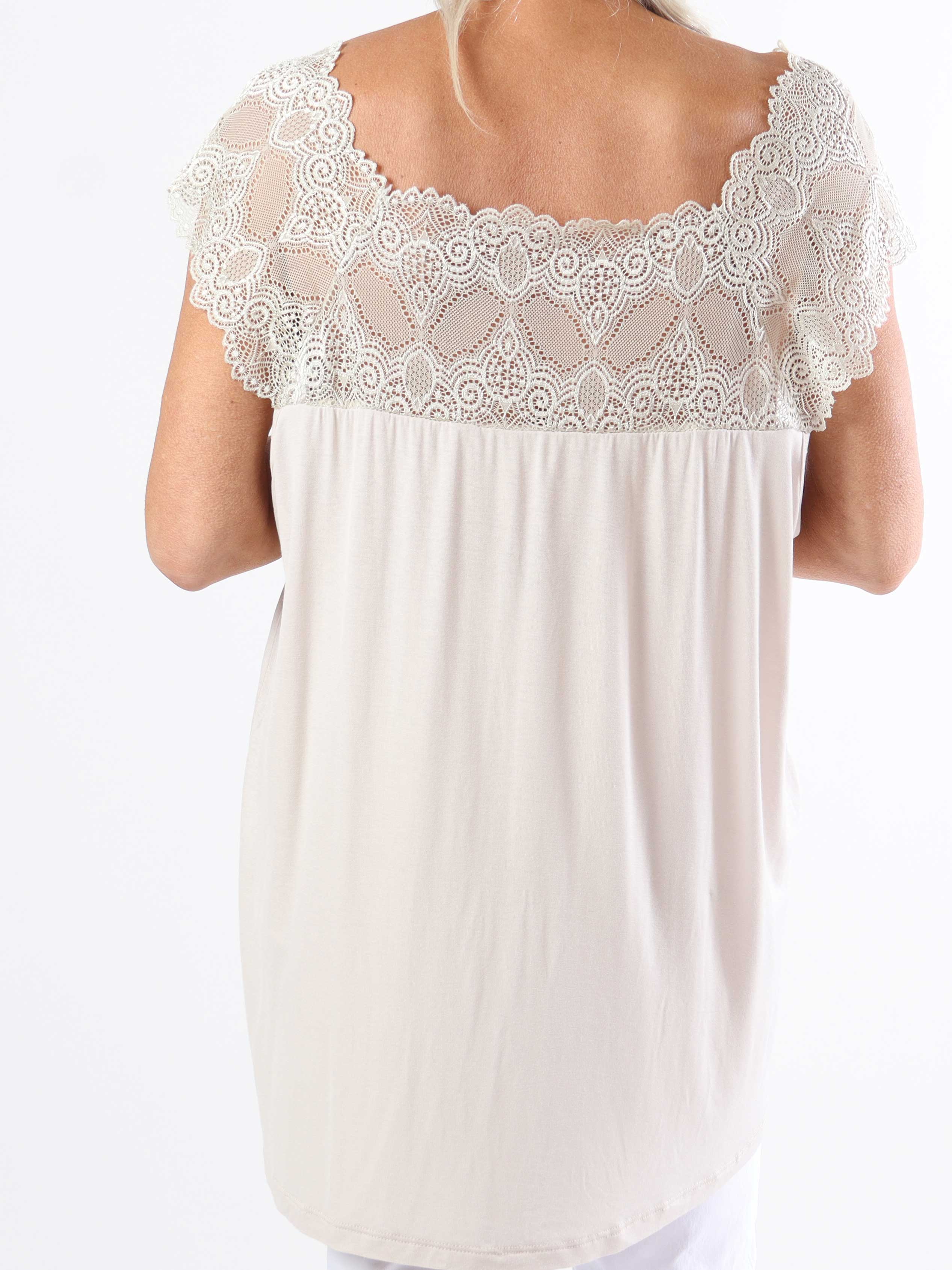 Amina - Sød plus size top i viskose med blonde foroven