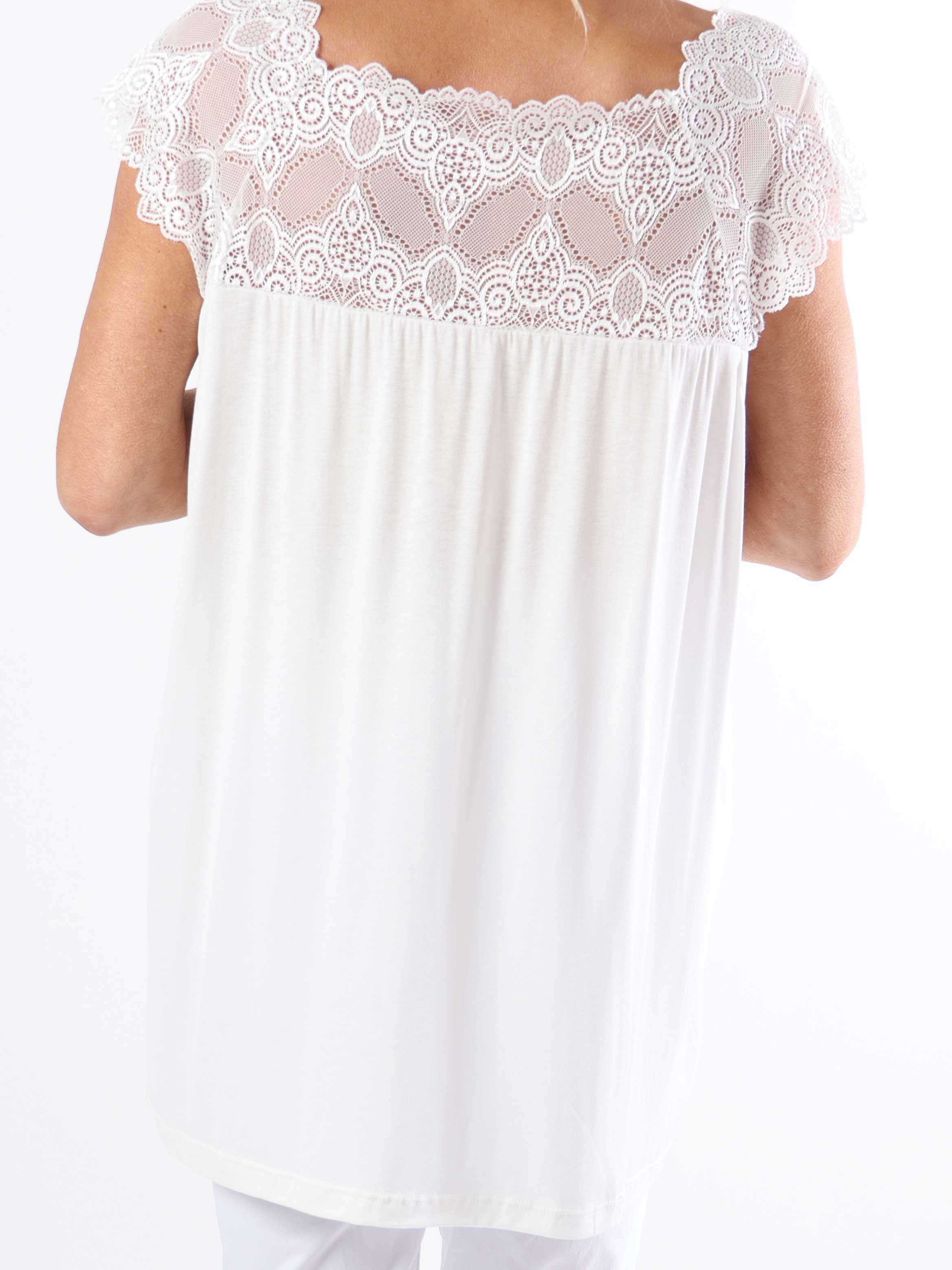 Amina - Sød plus size top i viskose med blonde foroven