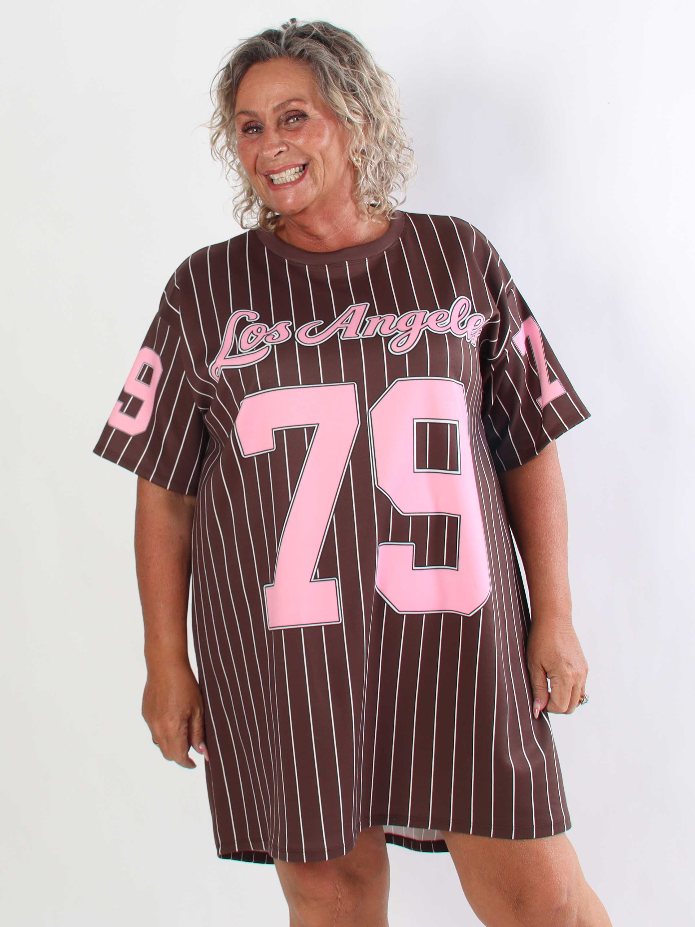 Andrea - Plus size t-shirtkjole viskoseblanding med sporty baseball-inspireret design