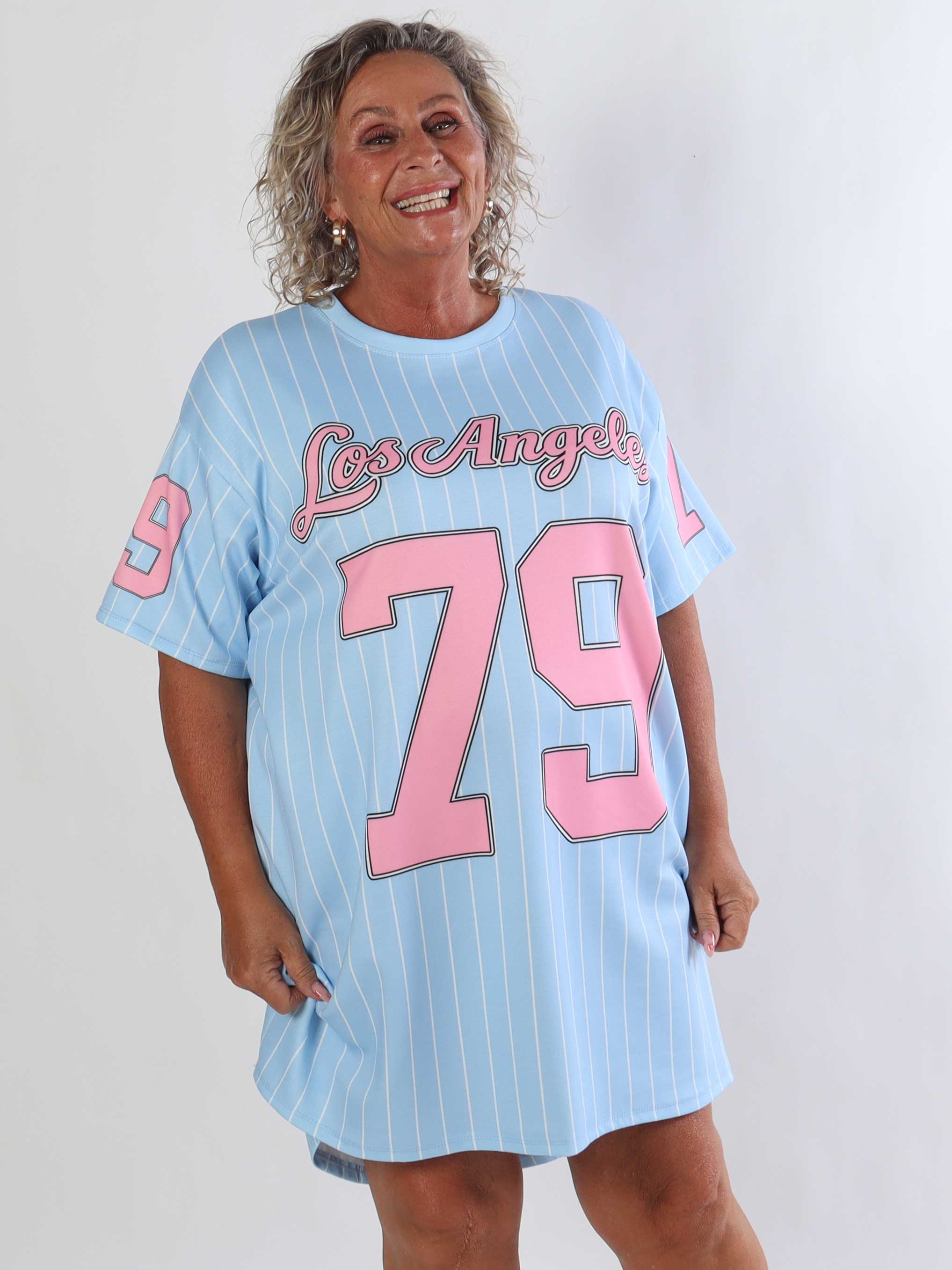 Andrea - Plus size t-shirtkjole viskoseblanding med sporty baseball-inspireret design