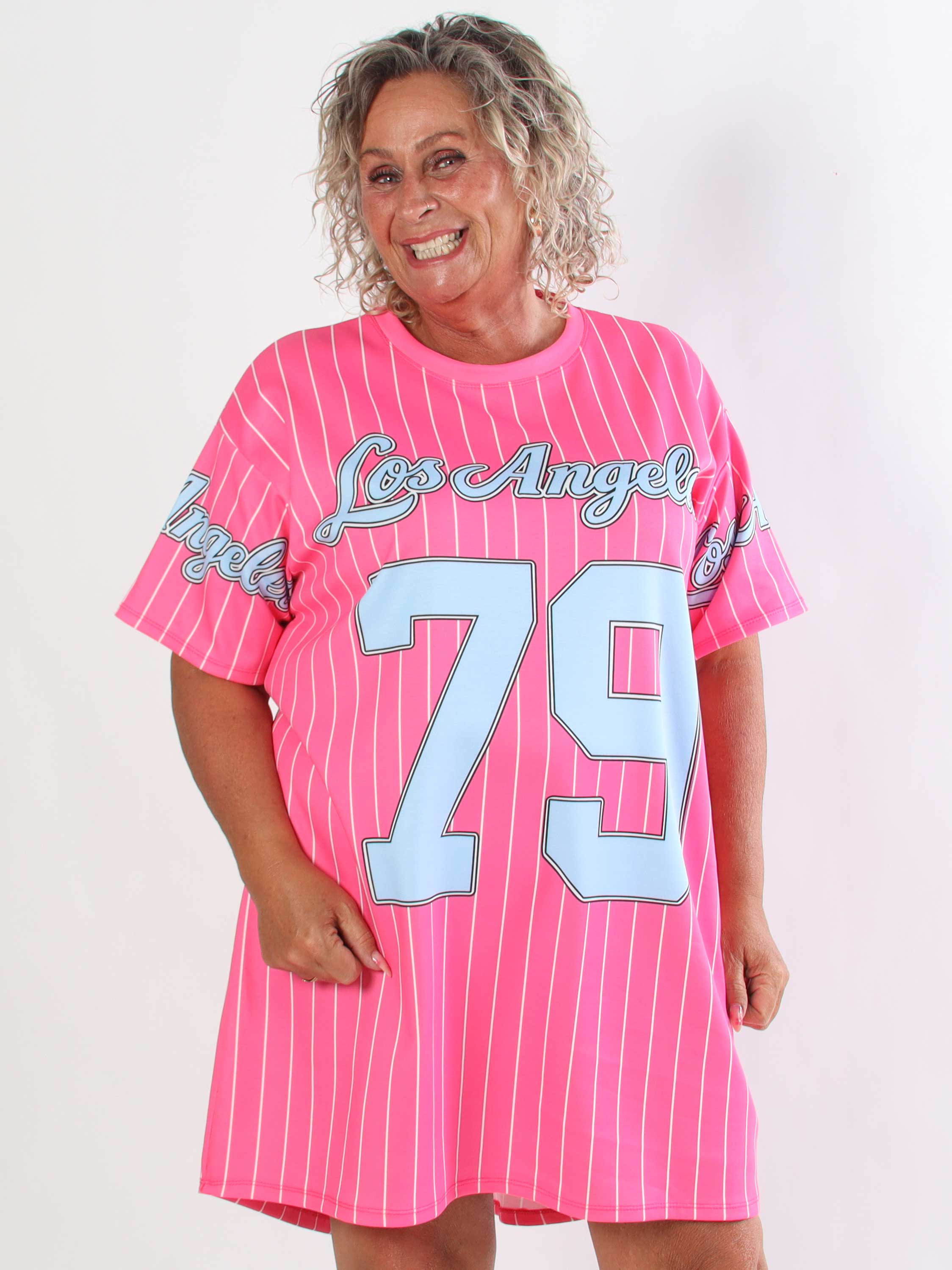 Andrea - Plus size t-shirtkjole viskoseblanding med sporty baseball-inspireret design