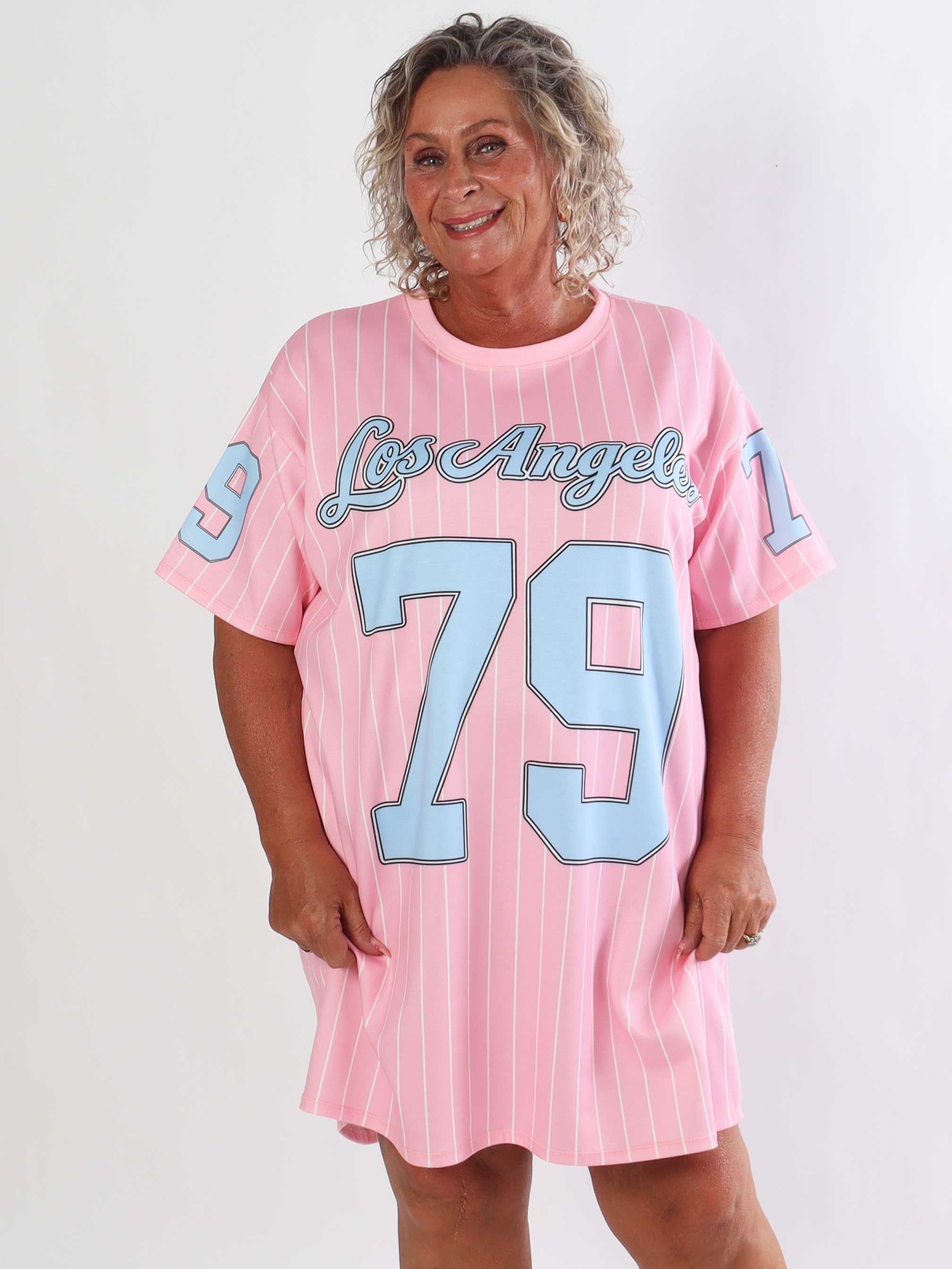 Andrea - Plus size t-shirtkjole viskoseblanding med sporty baseball-inspireret design
